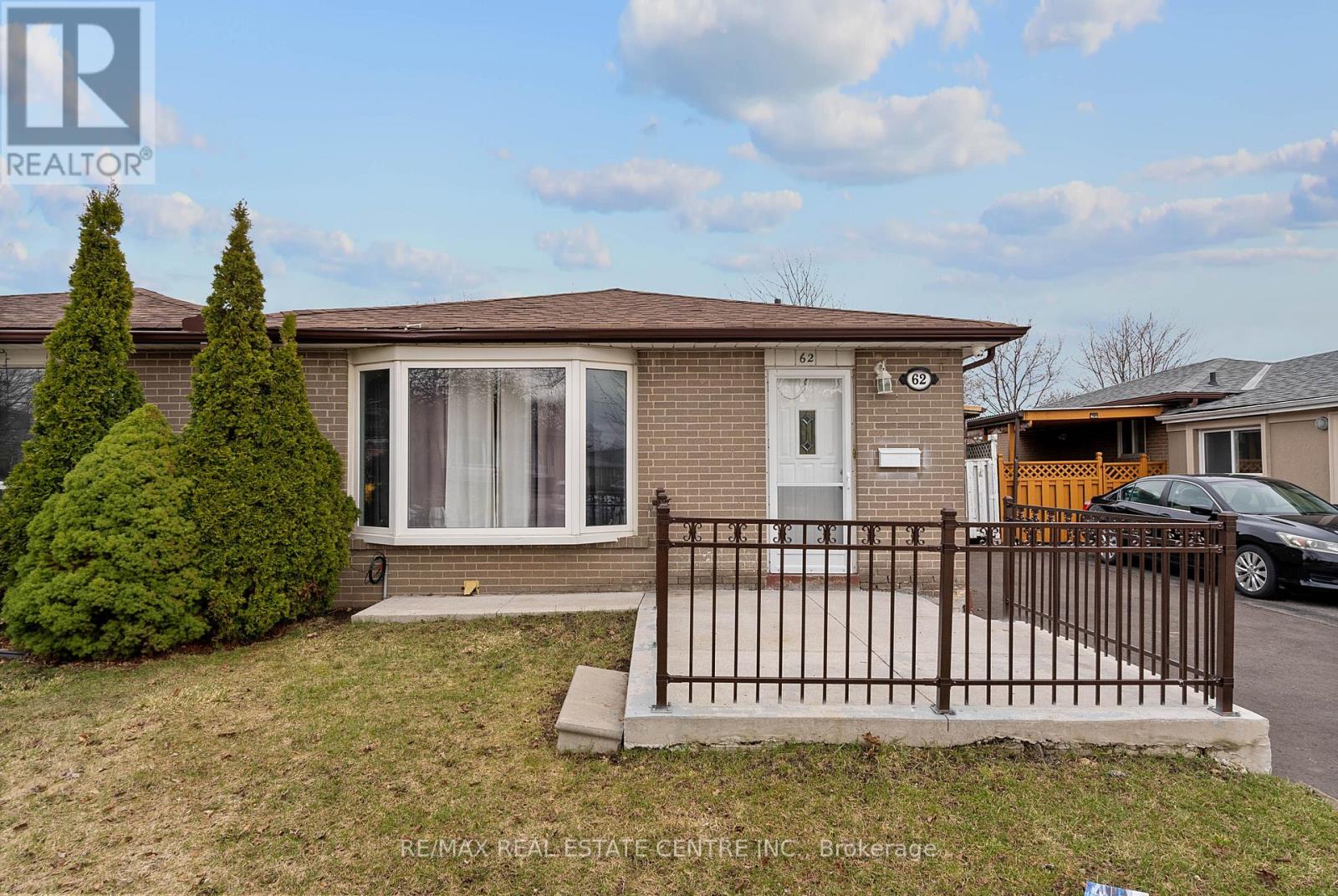 62 Flamingo Crescent, Brampton, Ontario  L6T 2G5 - Photo 4 - W12950994