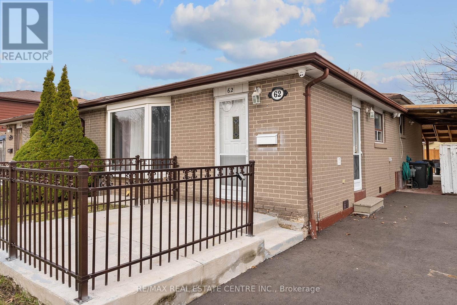 62 Flamingo Crescent, Brampton, Ontario  L6T 2G5 - Photo 5 - W12950994