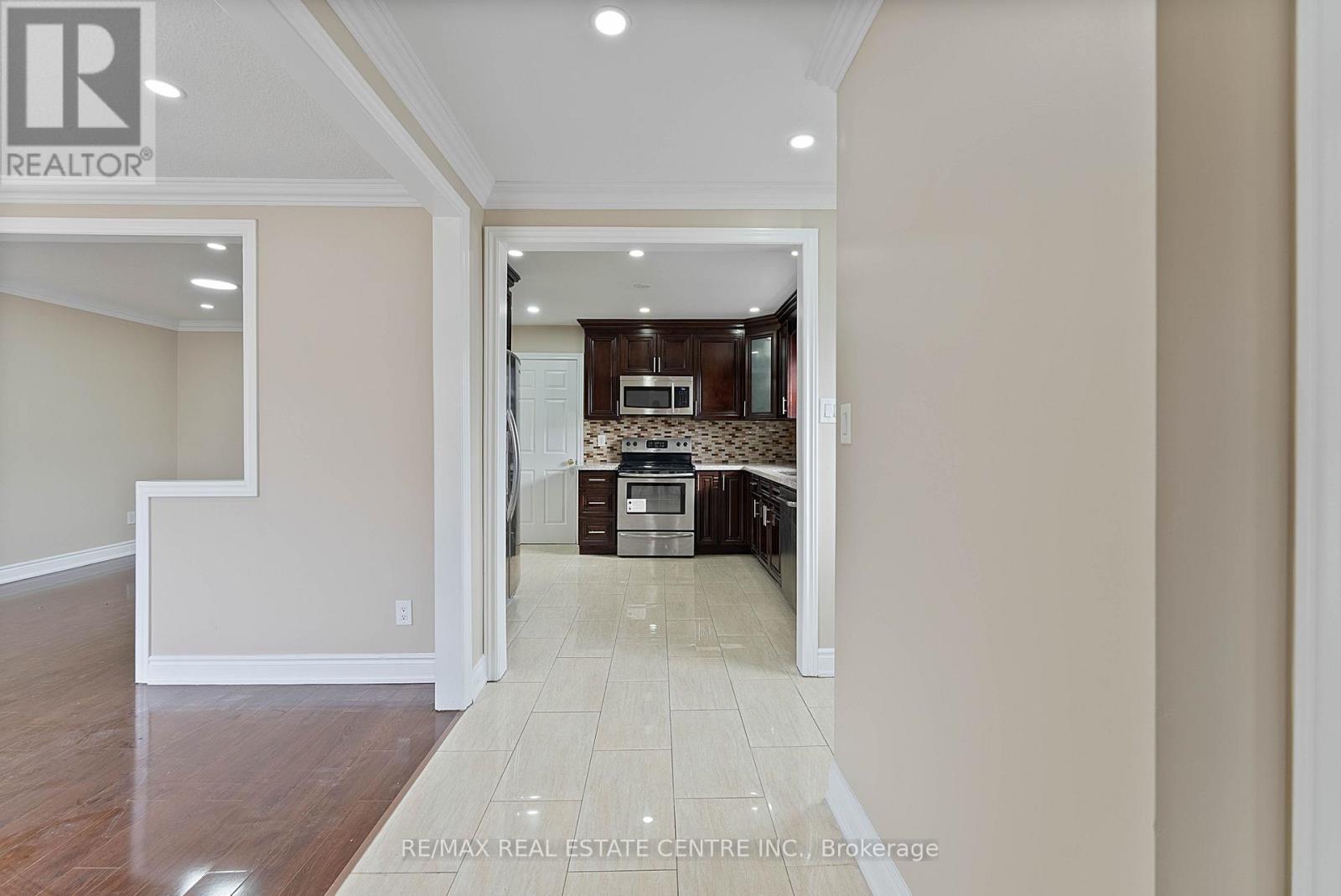 62 Flamingo Crescent, Brampton, Ontario  L6T 2G5 - Photo 6 - W12950994