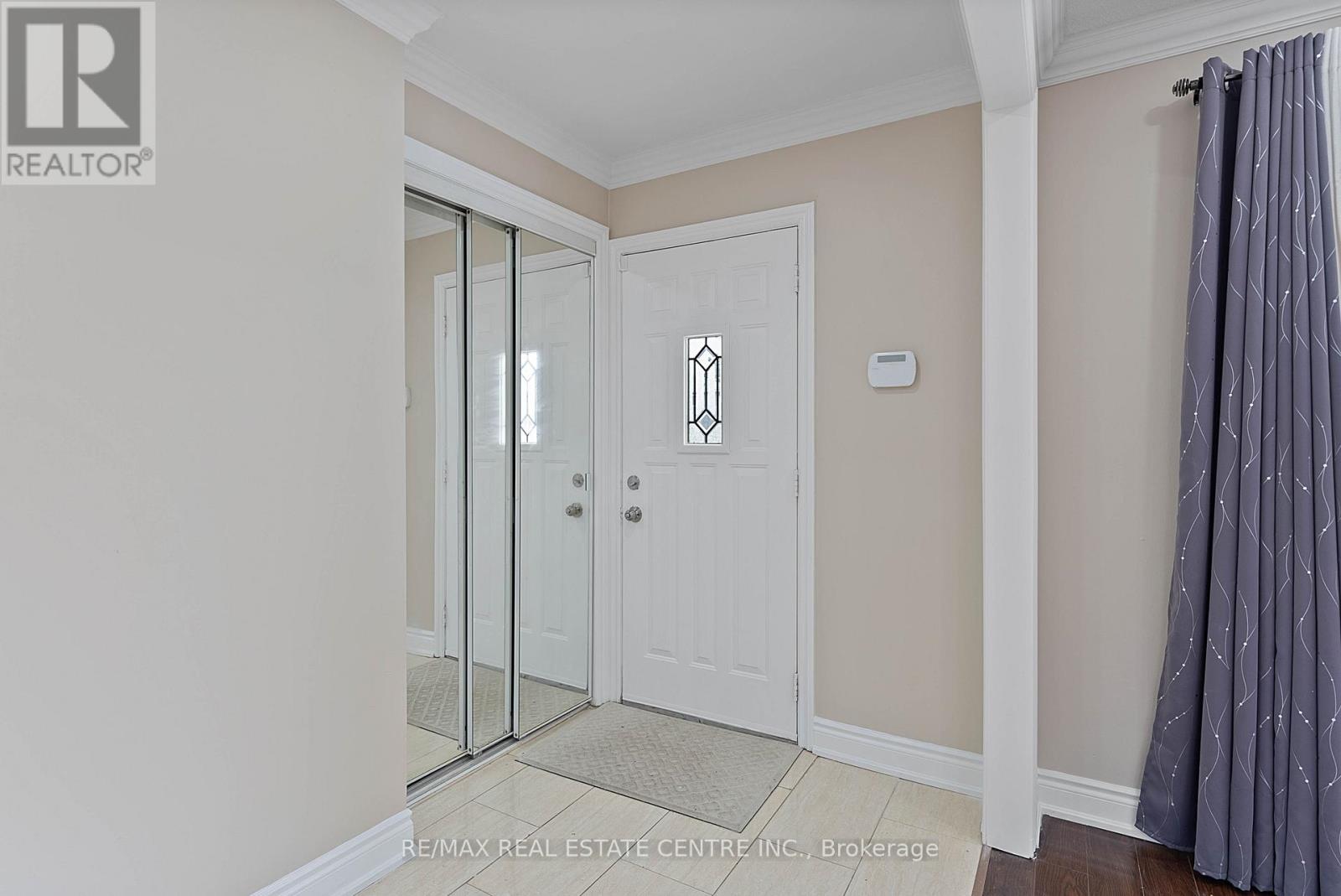 62 Flamingo Crescent, Brampton, Ontario  L6T 2G5 - Photo 7 - W12950994