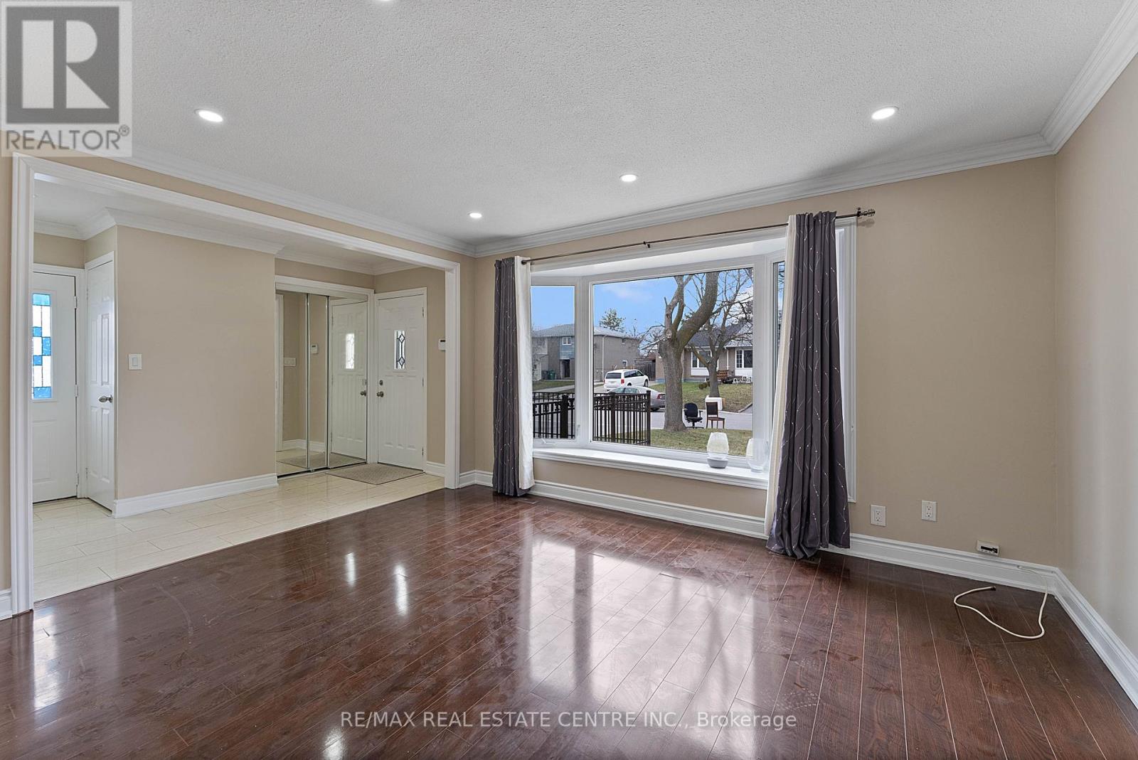 62 Flamingo Crescent, Brampton, Ontario  L6T 2G5 - Photo 8 - W12950994