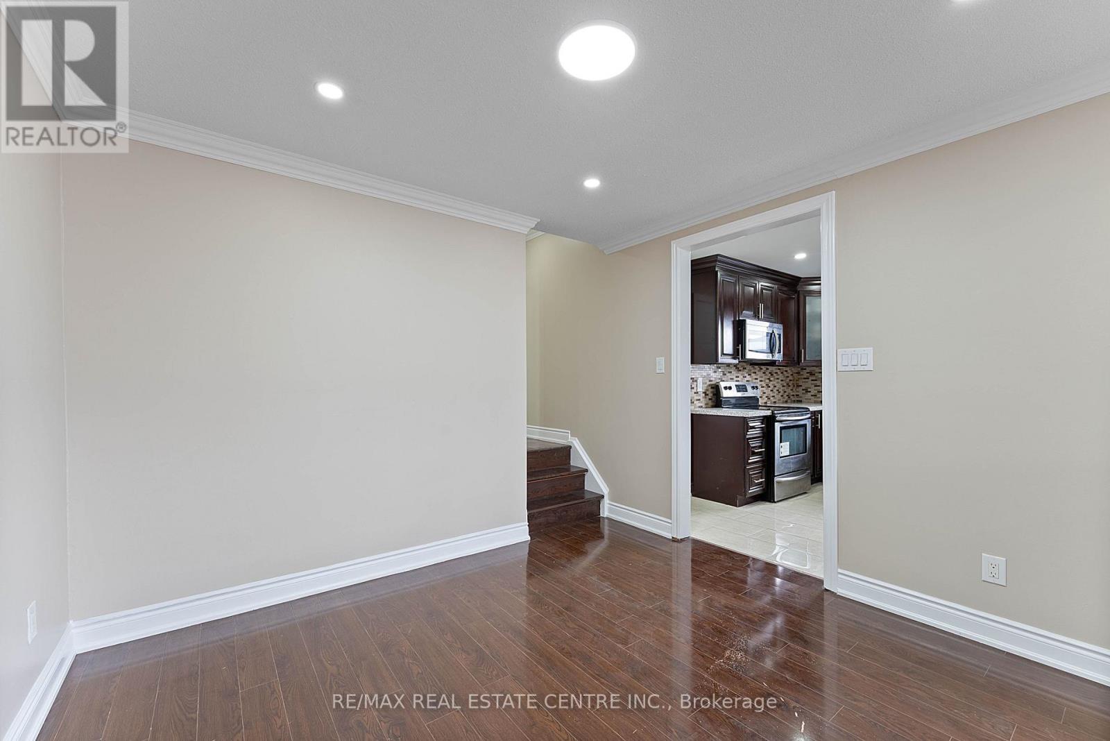 62 Flamingo Crescent, Brampton, Ontario  L6T 2G5 - Photo 9 - W12950994