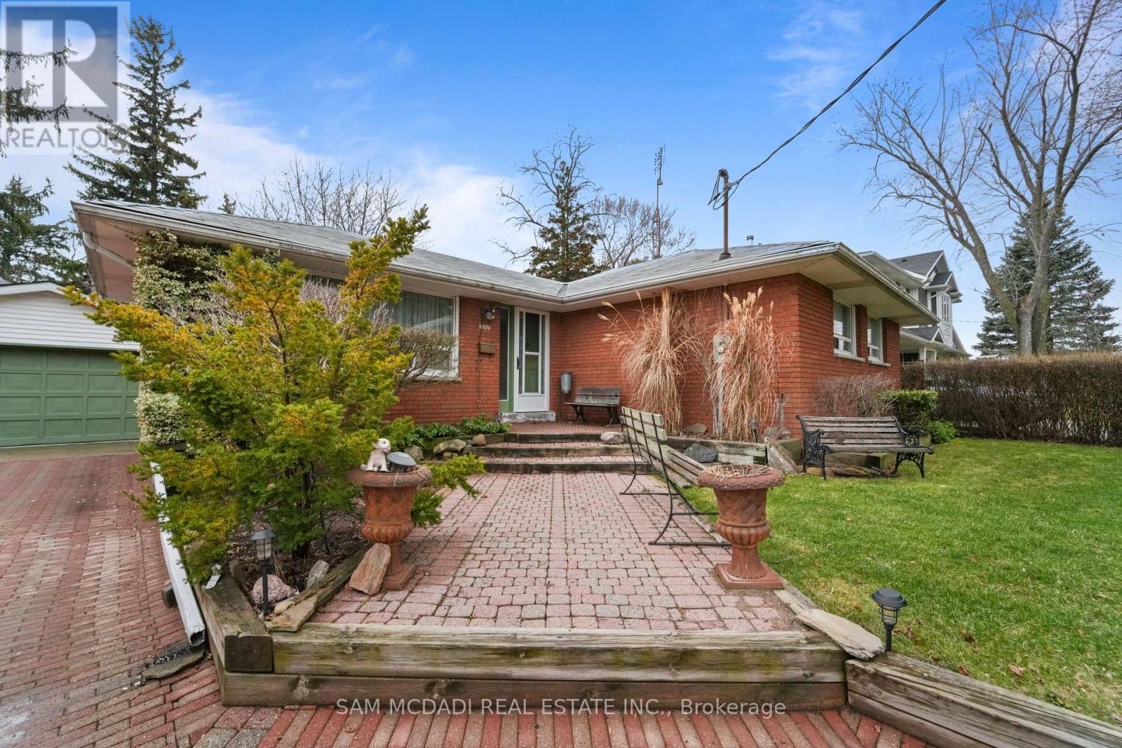 2470 Meadowood Crescent, Oakville, Ontario  L6L 1V6 - Photo 3 - W12951034