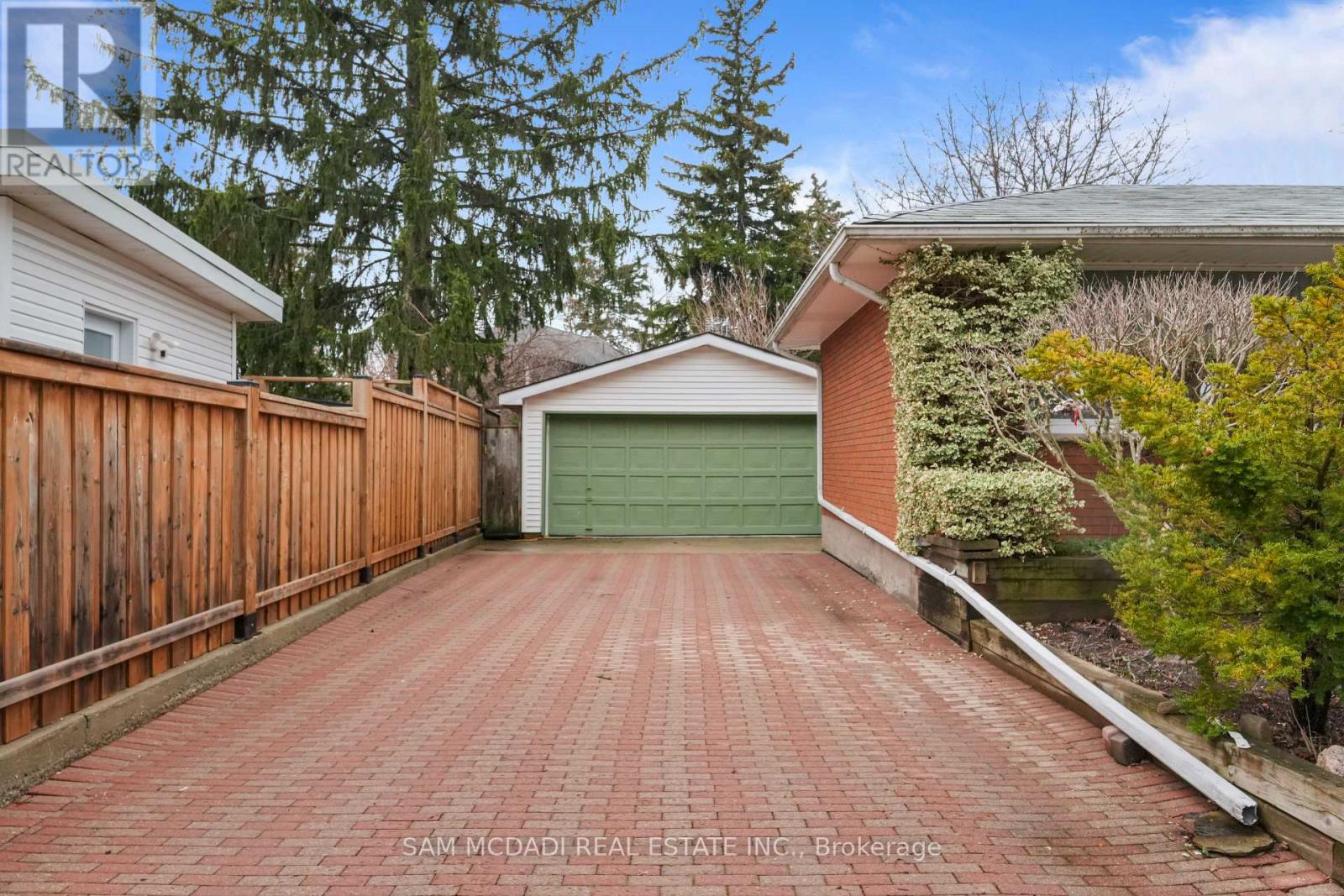 2470 Meadowood Crescent, Oakville, Ontario  L6L 1V6 - Photo 7 - W12951034