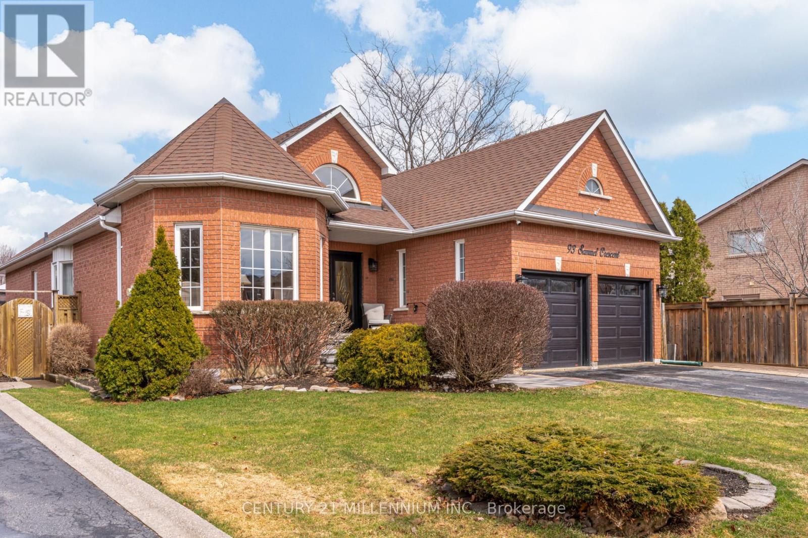 93 Samuel Crescent, Halton Hills, Ontario  L7G 5J3 - Photo 2 - W12951064