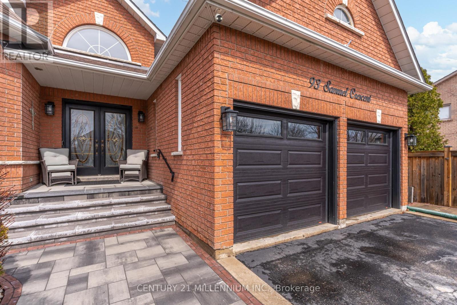 93 Samuel Crescent, Halton Hills, Ontario  L7G 5J3 - Photo 3 - W12951064