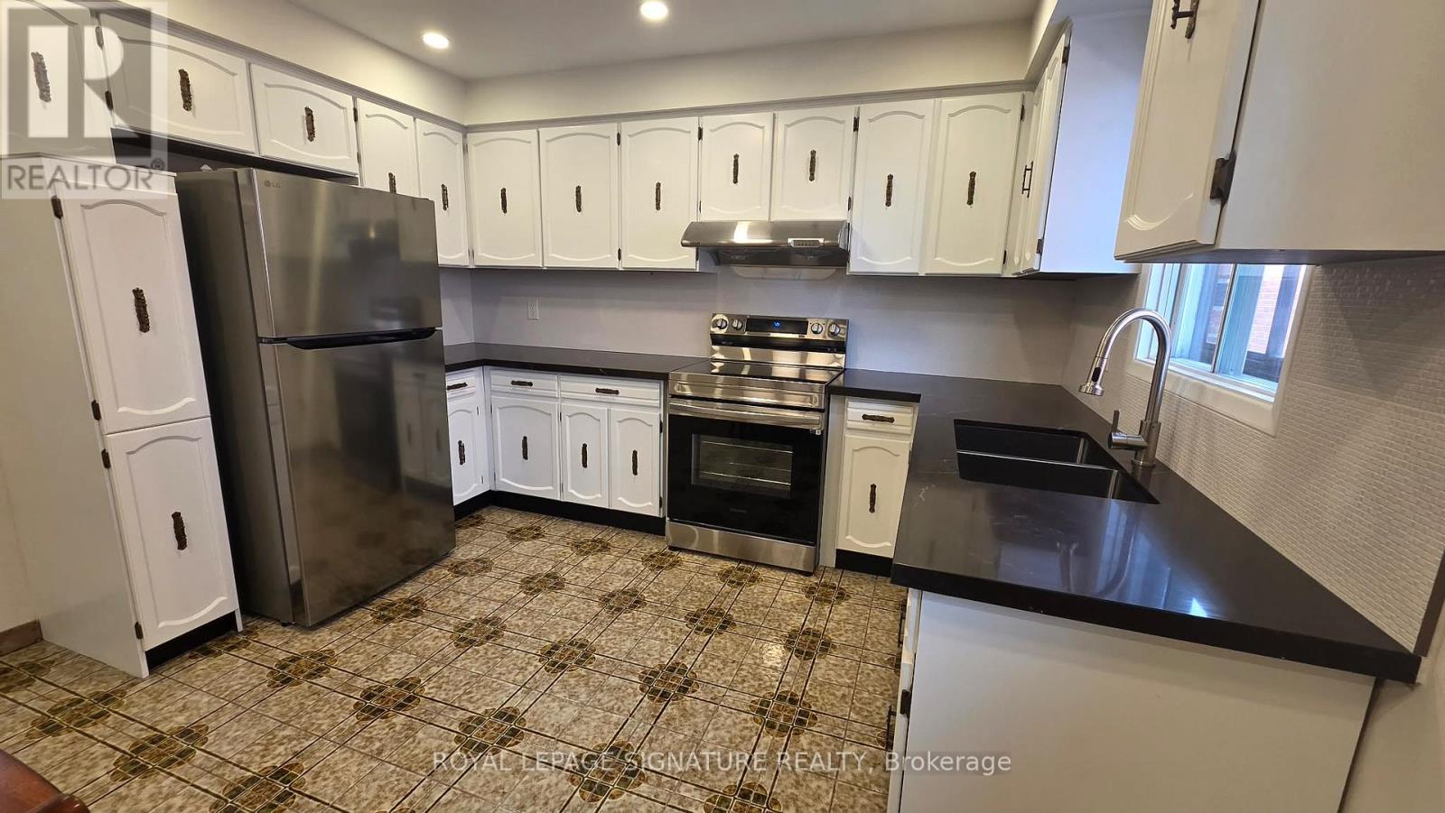 Mainfloor - 4170 Sunset Valley Court, Mississauga, Ontario  L4W 3L5 - Photo 14 - W12951136