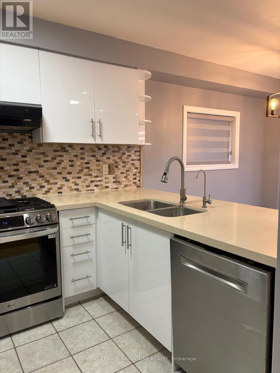 3816 Foxborough Trail, Mississauga, Ontario  L5N 7W4 - Photo 8 - W12951236