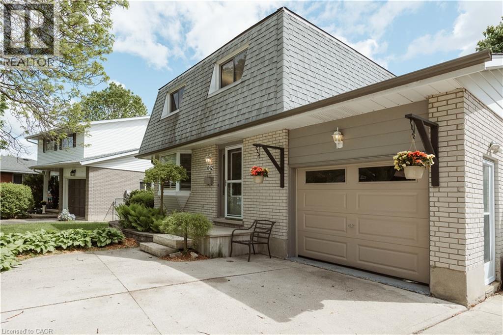 642 Cedargrove Place, Waterloo, Ontario  N2L 4Y9 - Photo 2 - 40817253