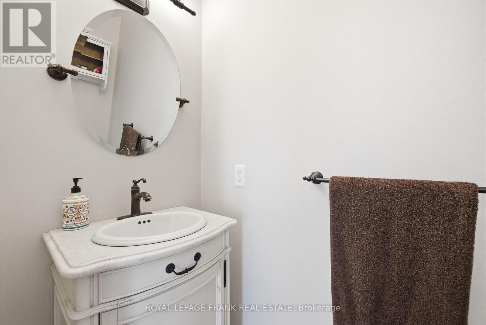 8 Kyle Court, Kawartha Lakes, Ontario  K9V 0E2 - Photo 12 - X12951300