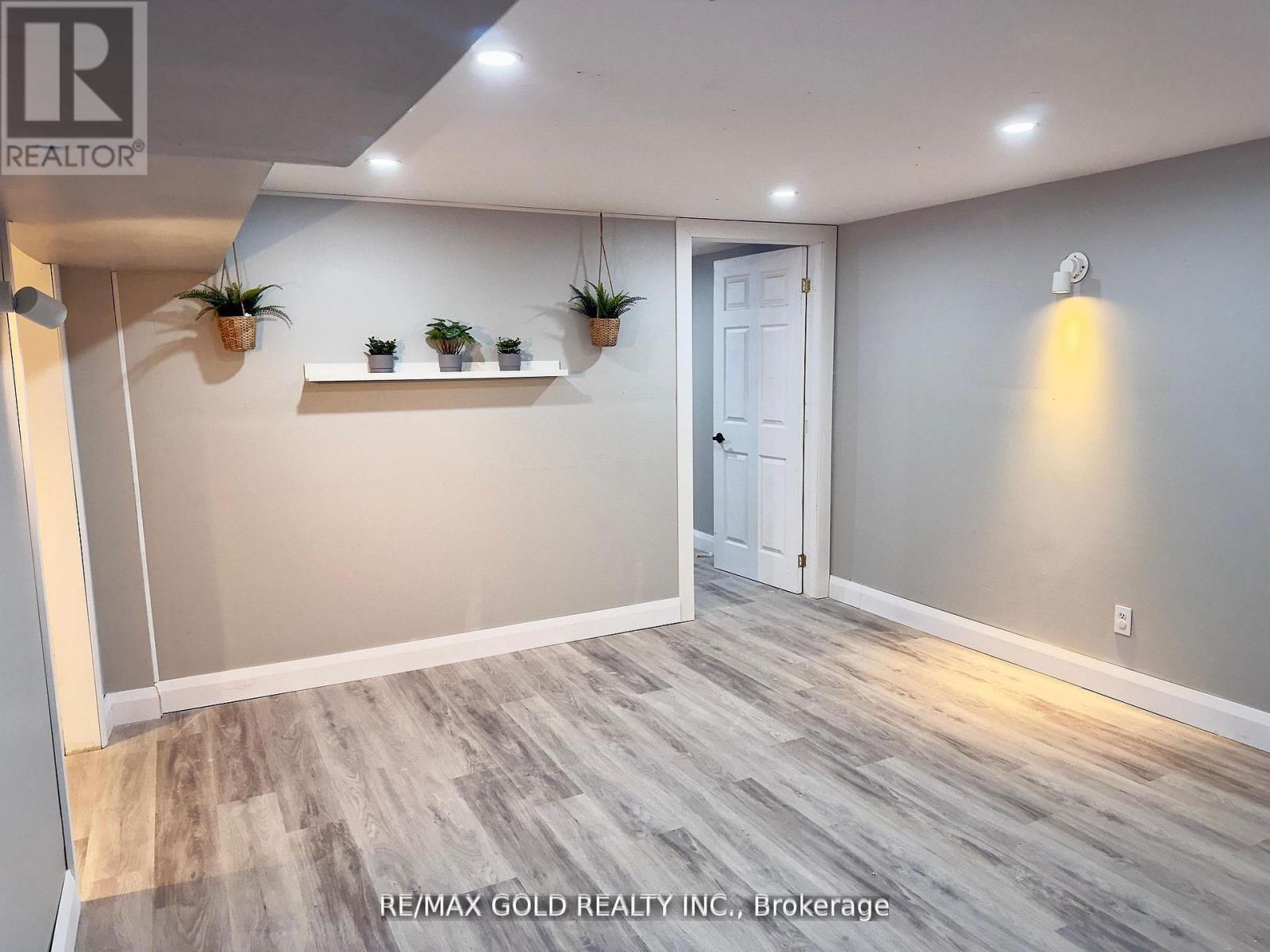 Lower - 156 Mooregate Crescent, Kitchener, Ontario  N2M 2G1 - Photo 10 - X12951146