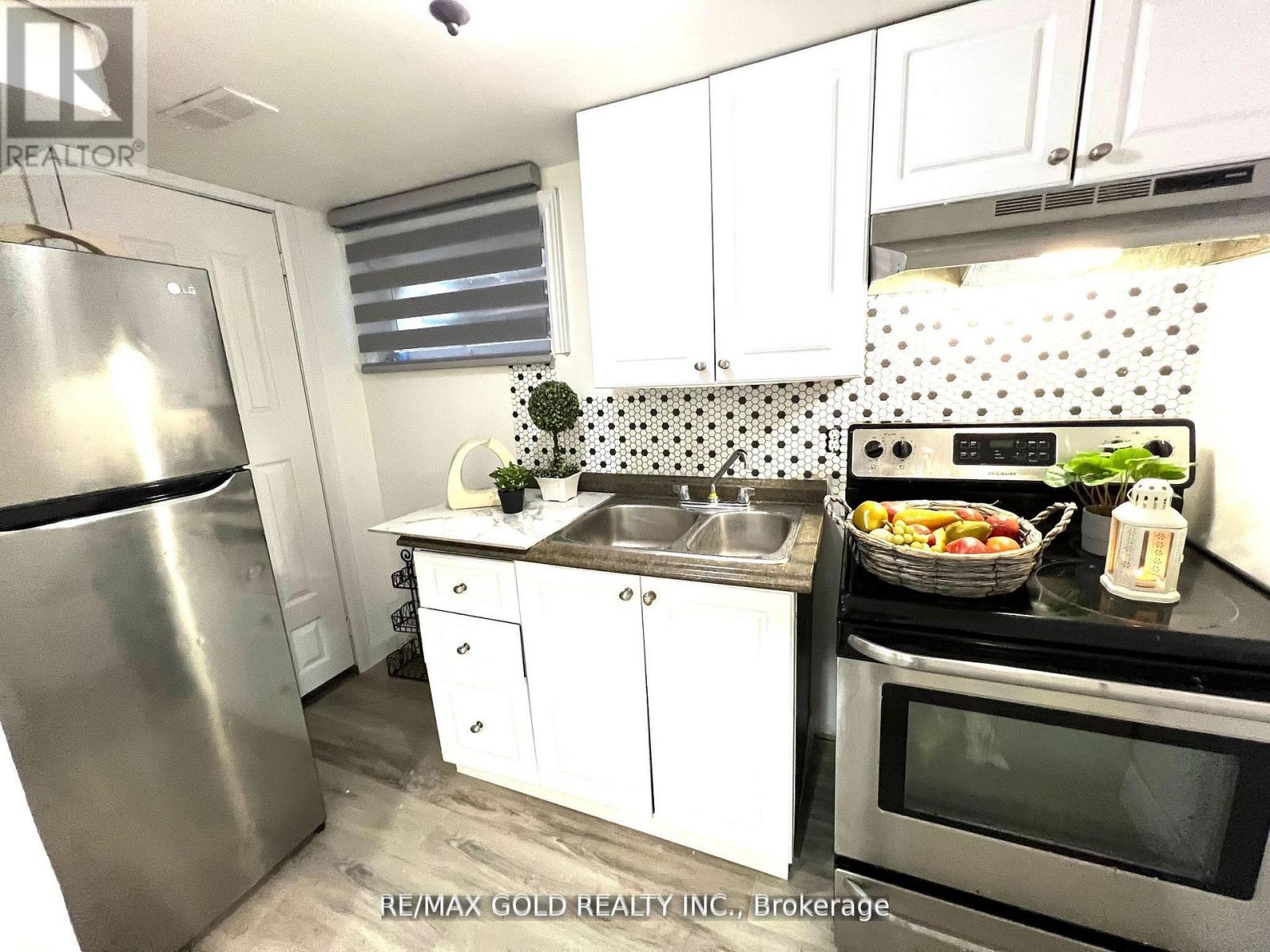 Lower - 156 Mooregate Crescent, Kitchener, Ontario  N2M 2G1 - Photo 12 - X12951146