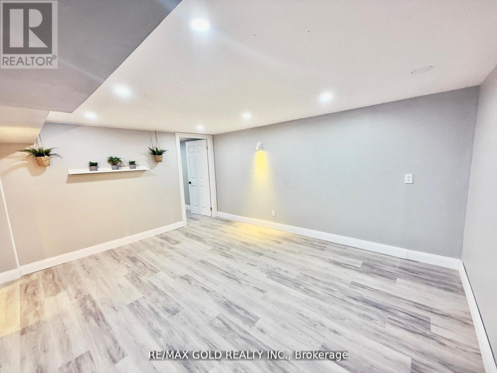 Lower - 156 Mooregate Crescent, Kitchener, Ontario  N2M 2G1 - Photo 6 - X12951146