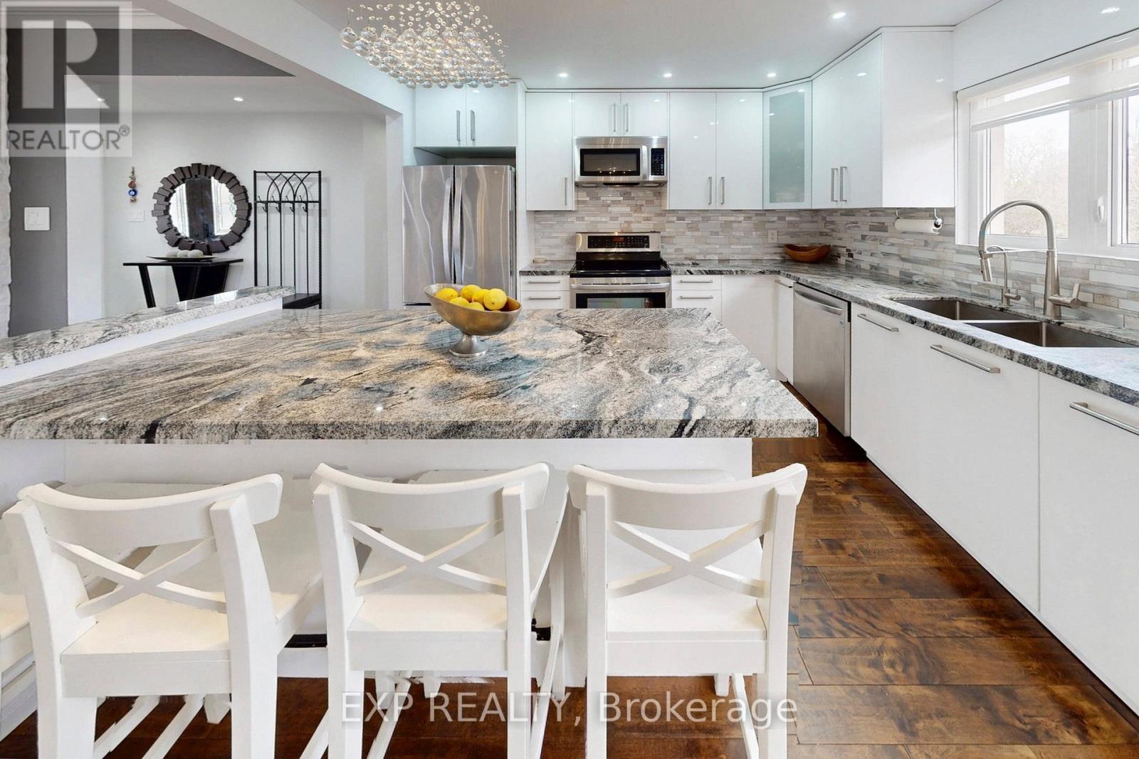 25 Mcmanus Road, Toronto, Ontario  M9P 2J9 - Photo 8 - W12949850