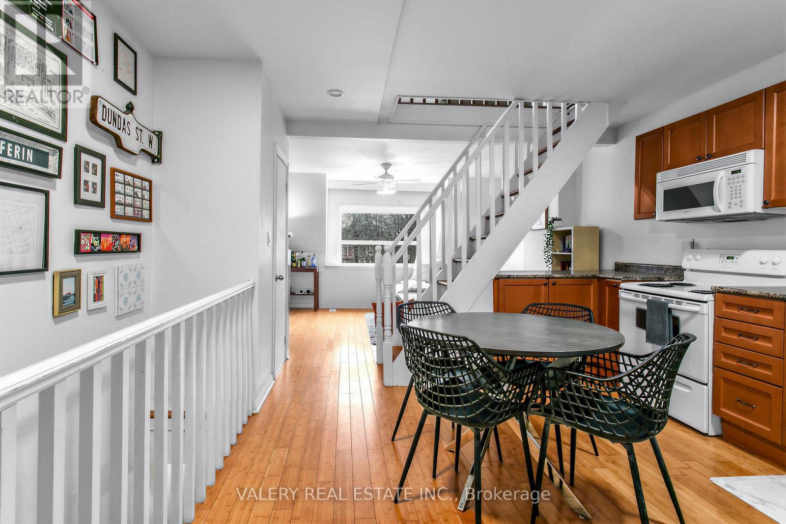 1060 DUNDAS STREET W, Toronto, Ontario