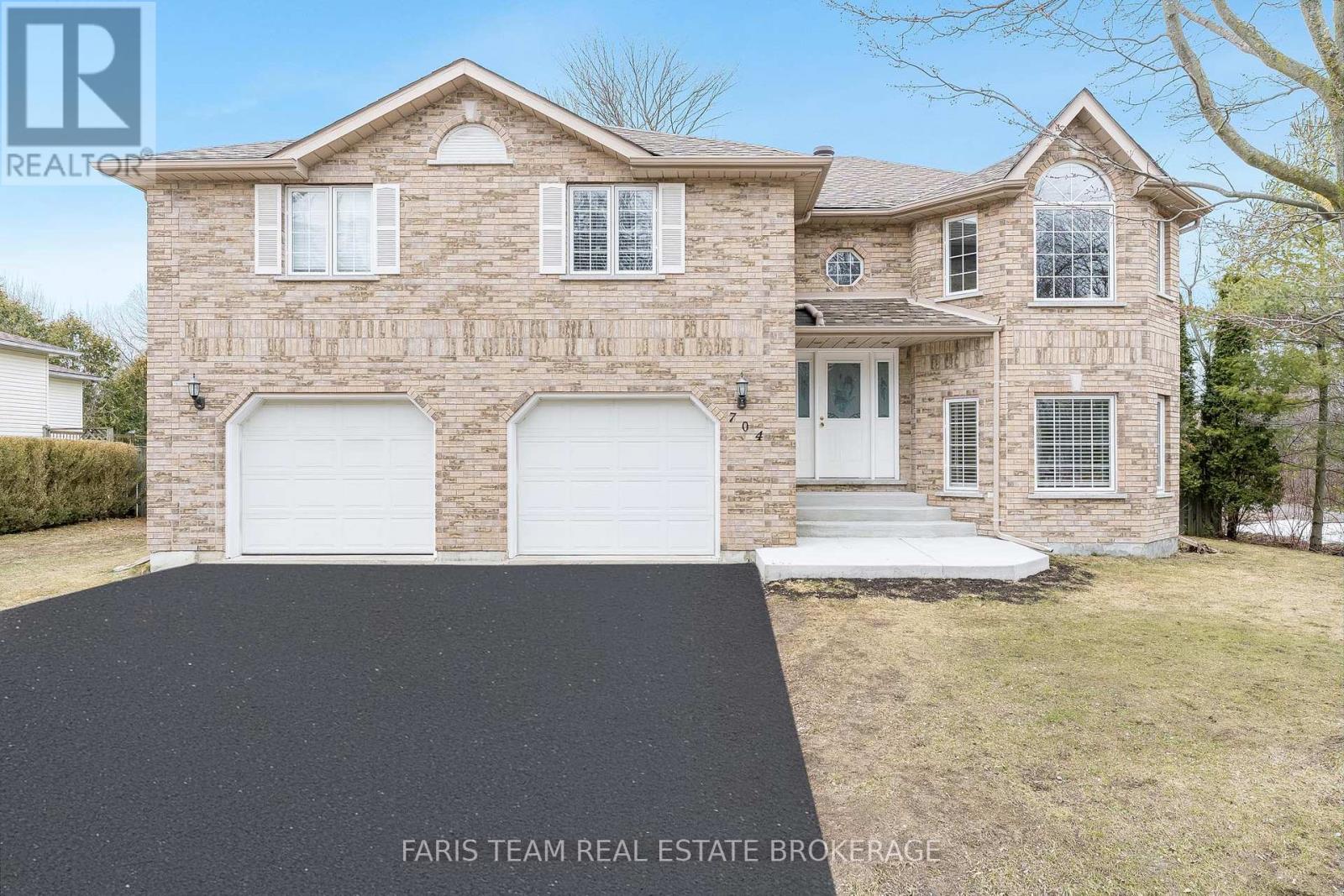 704 Trinity Street, Innisfil, Ontario  L9S 2G8 - Photo 2 - N12951320