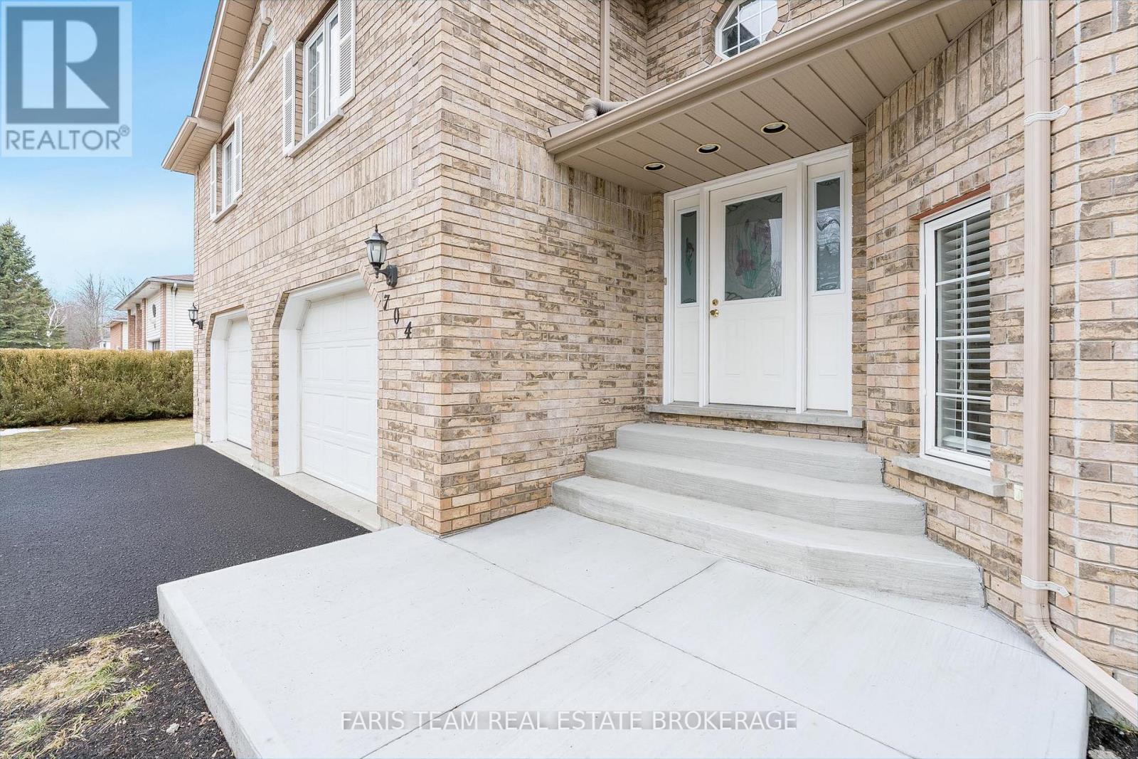 704 Trinity Street, Innisfil, Ontario  L9S 2G8 - Photo 3 - N12951320