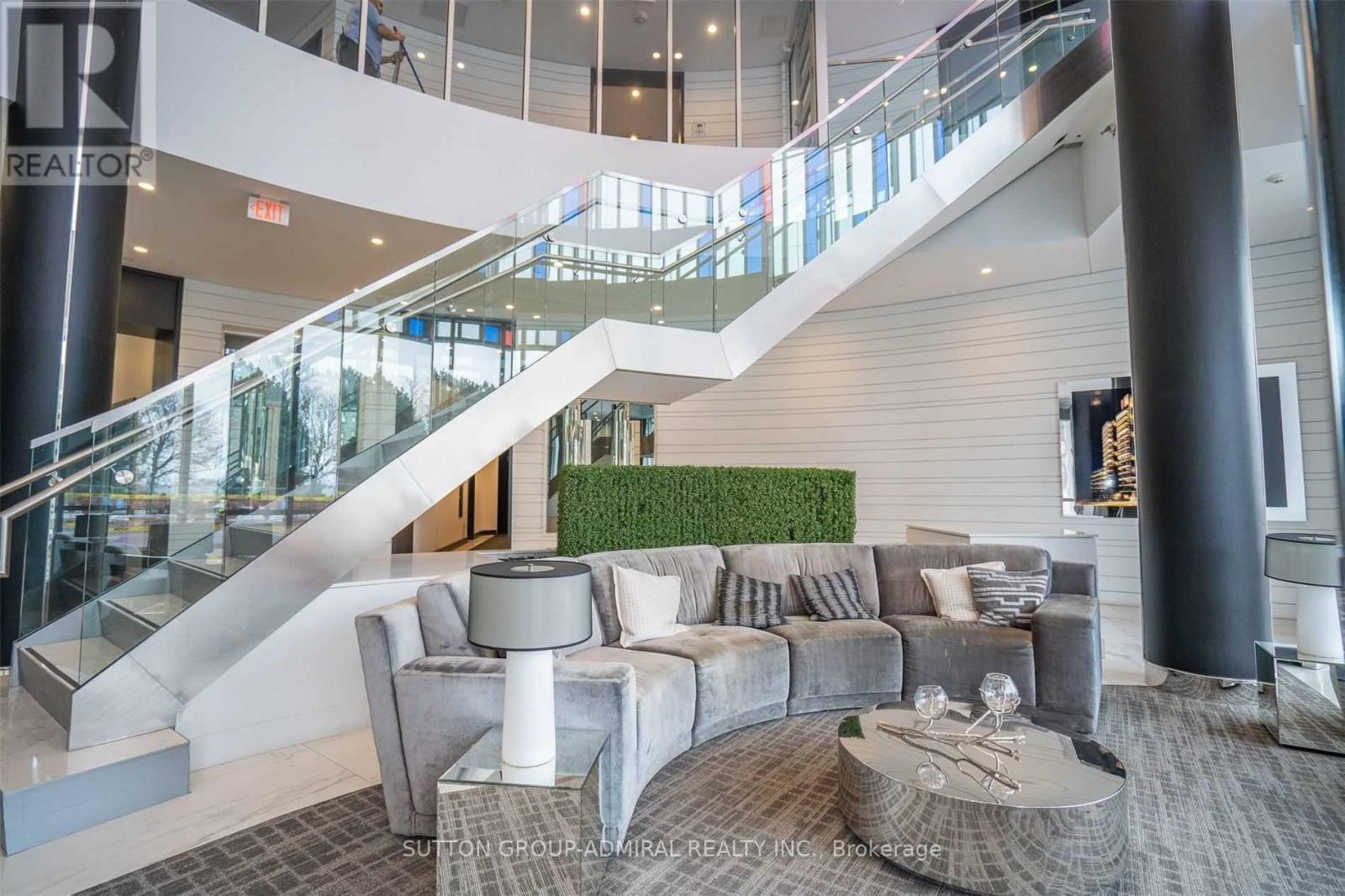 215 - 9471 Yonge Street, Richmond Hill, Ontario  L4C 1V4 - Photo 2 - N12951396