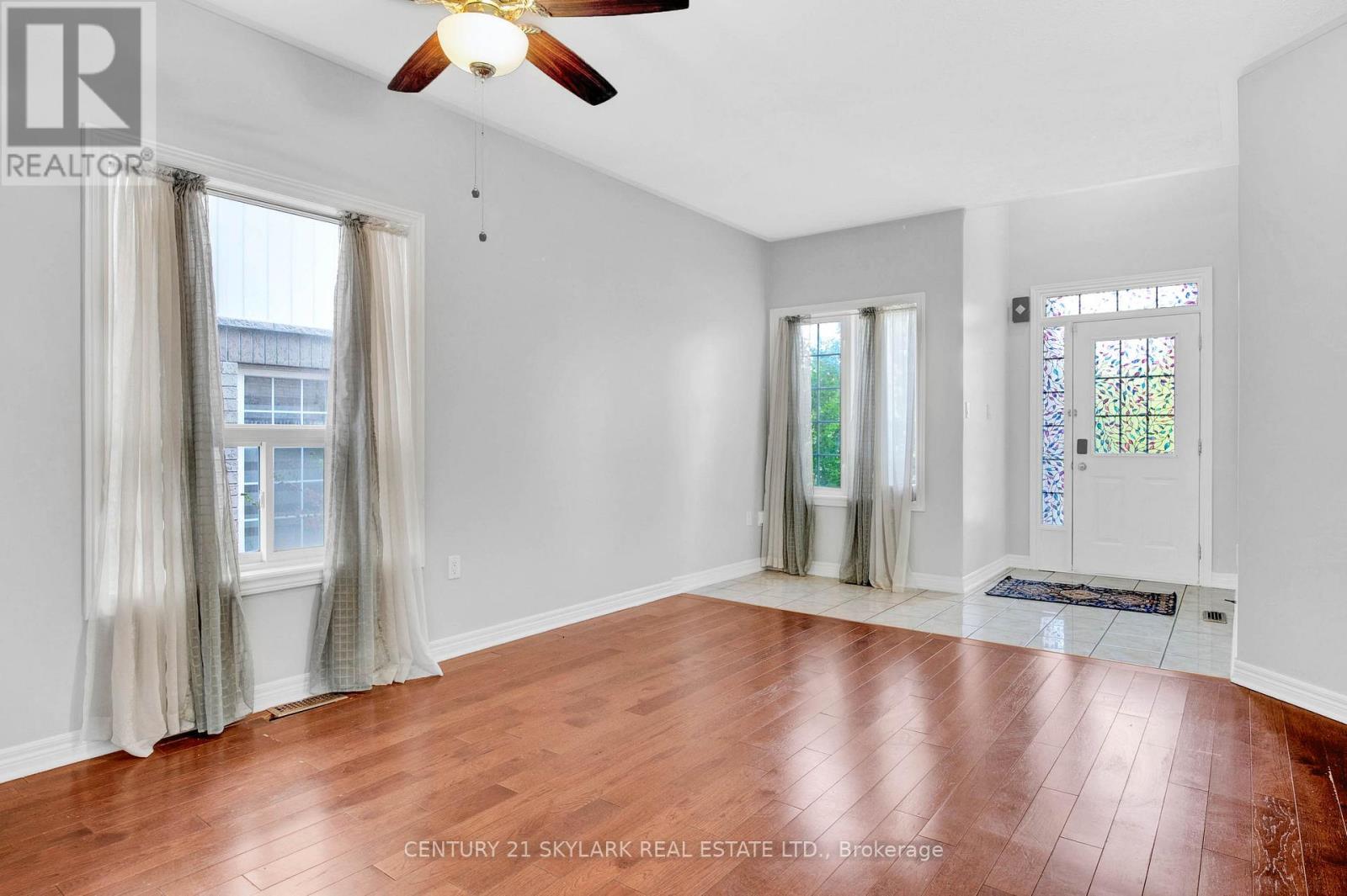 40 Highland Terrace, Bradford West Gwillimbury, Ontario  L3Z 3E8 - Photo 4 - N12951408