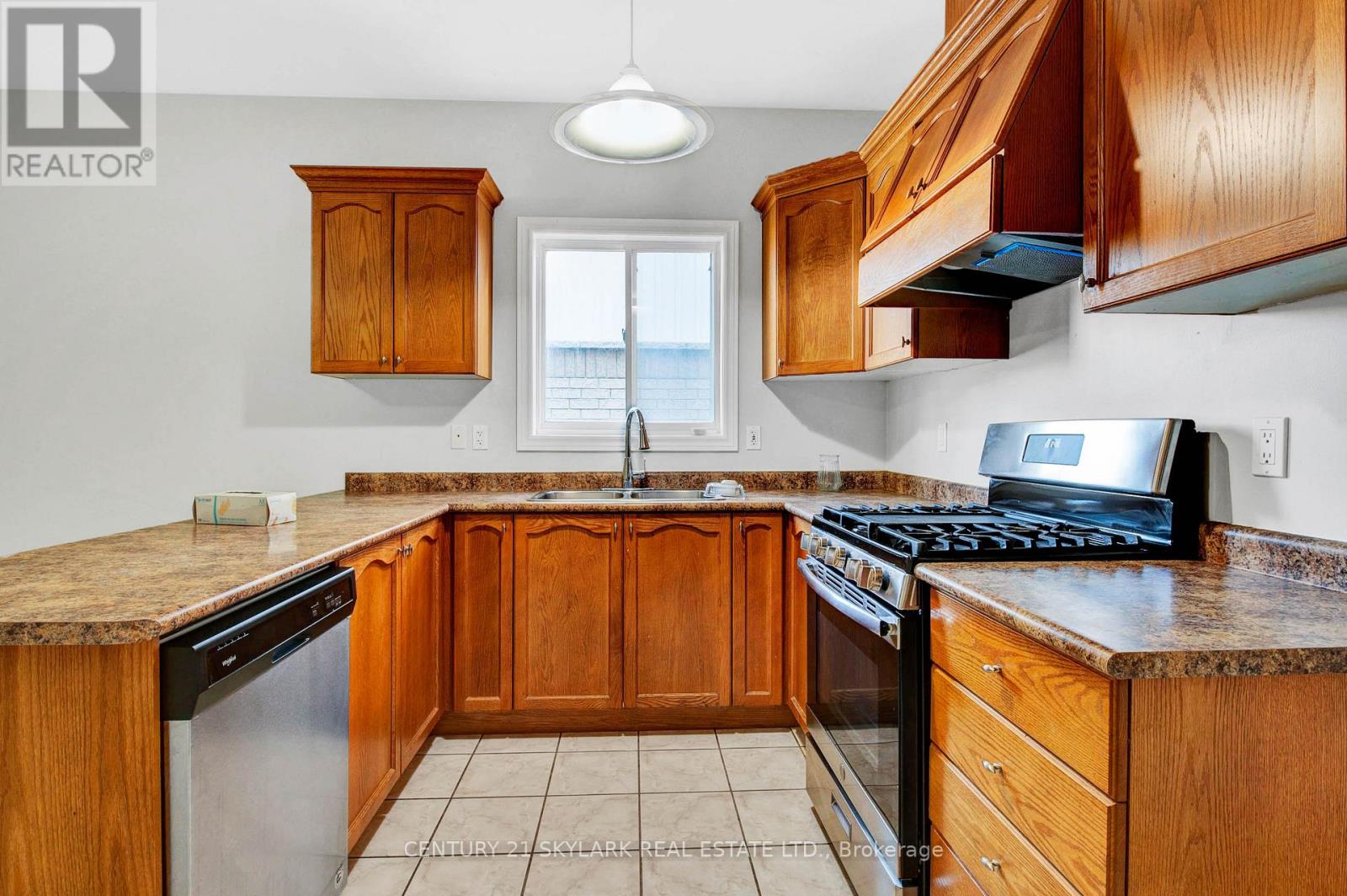 40 Highland Terrace, Bradford West Gwillimbury, Ontario  L3Z 3E8 - Photo 7 - N12951408