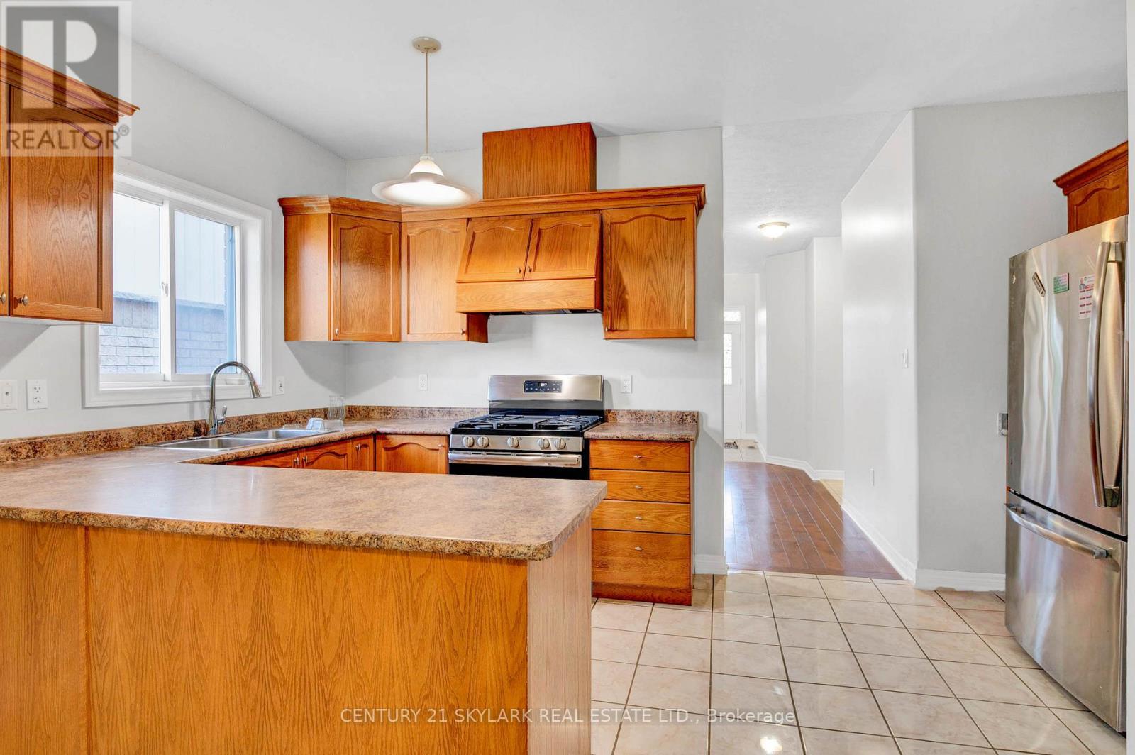 40 Highland Terrace, Bradford West Gwillimbury, Ontario  L3Z 3E8 - Photo 8 - N12951408