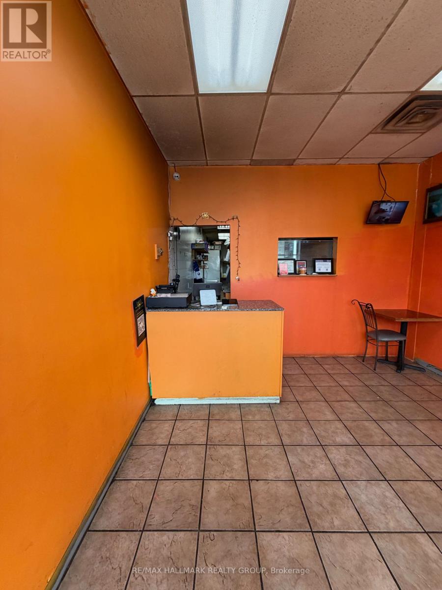 8154 Jeanne Darc Boulevard, Ottawa, Ontario  K1E 2H5 - Photo 3 - X12951492