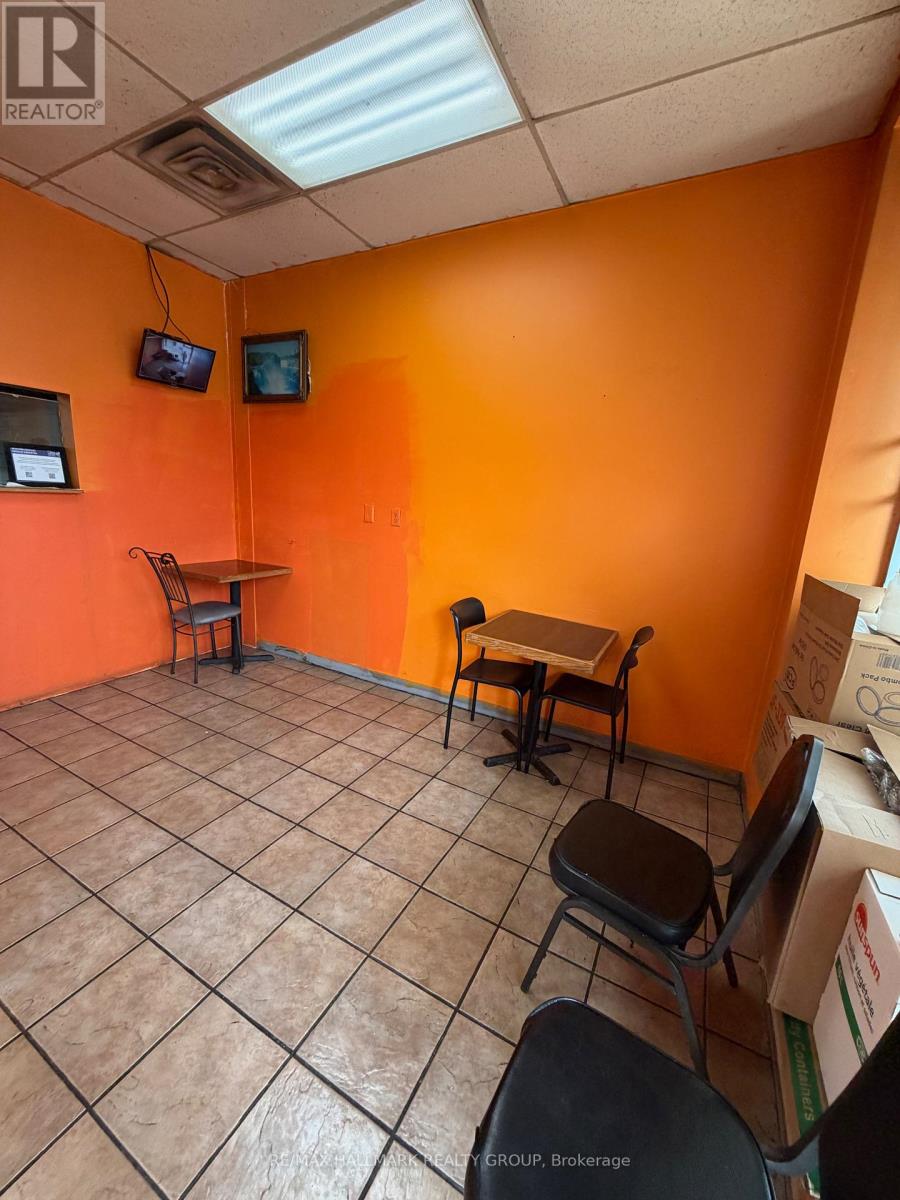 8154 Jeanne Darc Boulevard, Ottawa, Ontario  K1E 2H5 - Photo 4 - X12951492