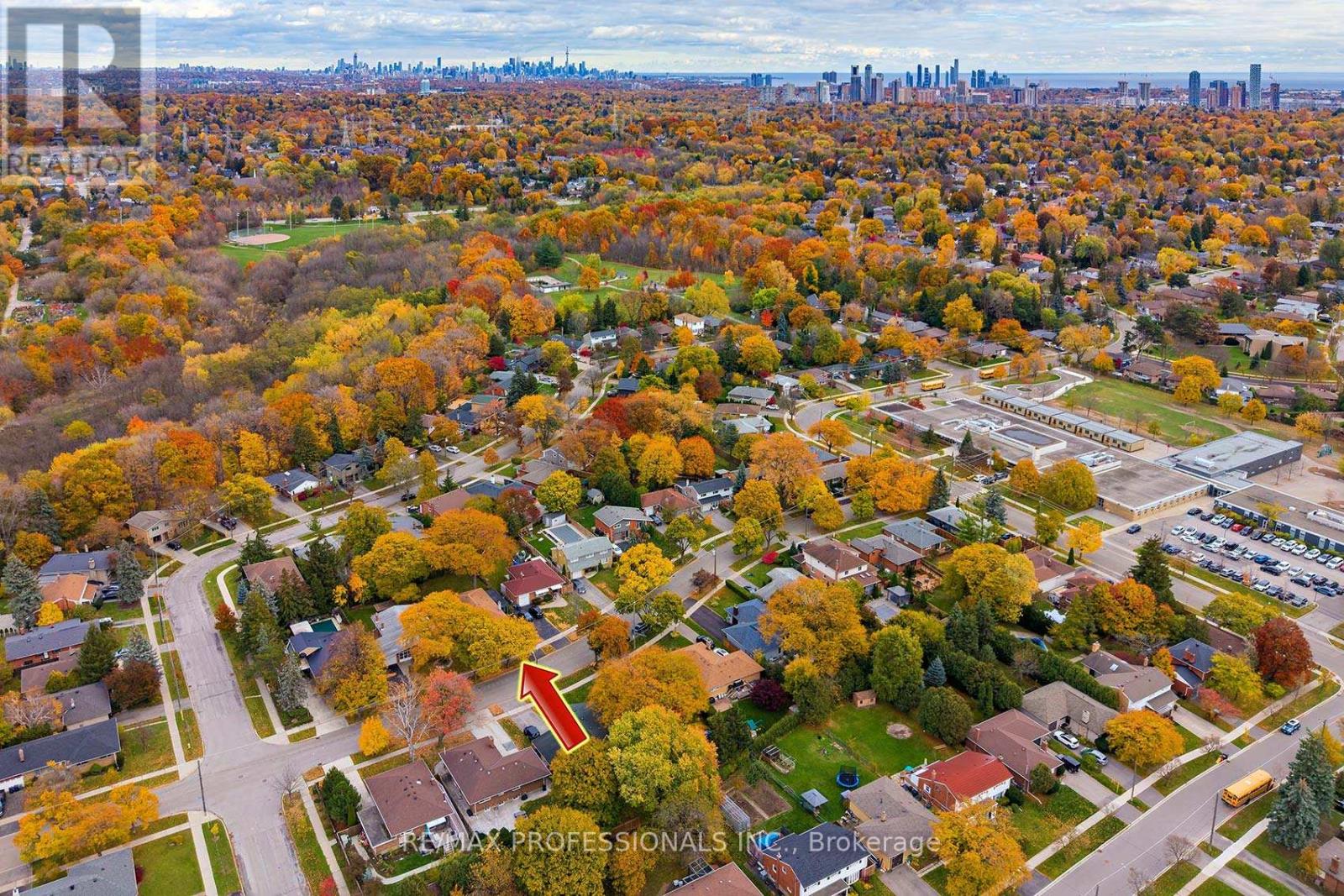 17 Beaver Bend Crescent, Toronto, Ontario  M9B 5P7 - Photo 2 - W12944140
