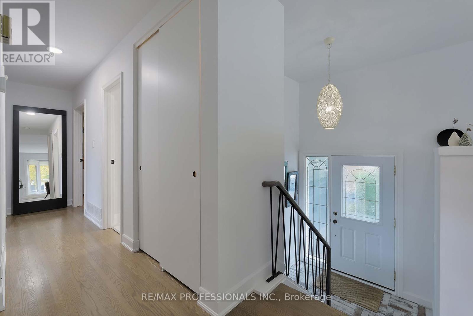 17 Beaver Bend Crescent, Toronto, Ontario  M9B 5P7 - Photo 4 - W12944140