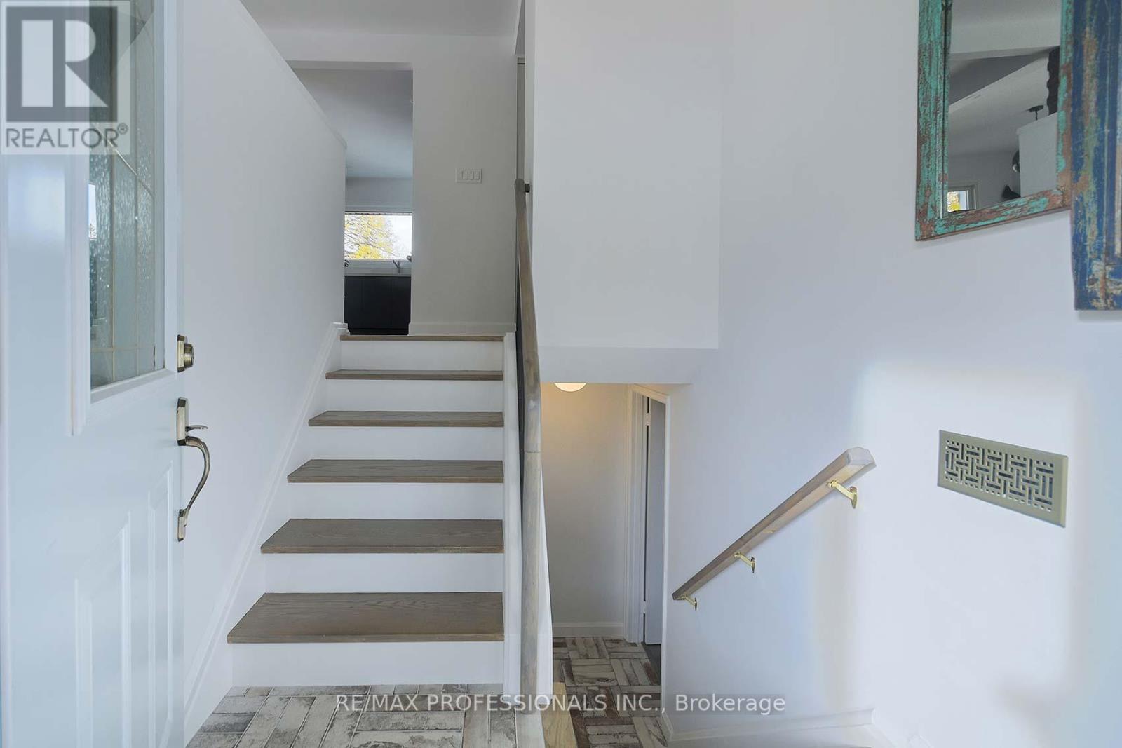 17 Beaver Bend Crescent, Toronto, Ontario  M9B 5P7 - Photo 5 - W12944140