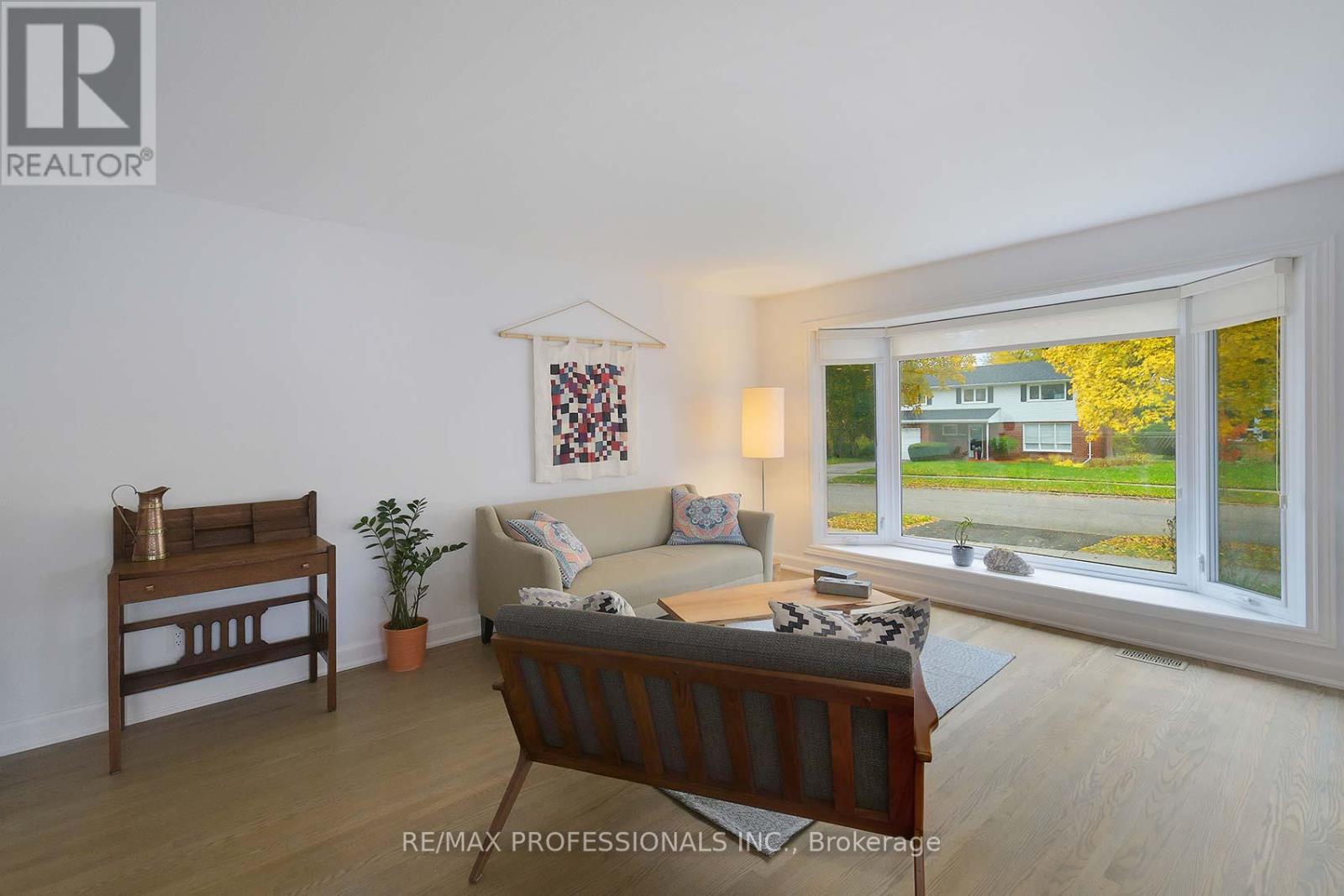 17 Beaver Bend Crescent, Toronto, Ontario  M9B 5P7 - Photo 9 - W12944140