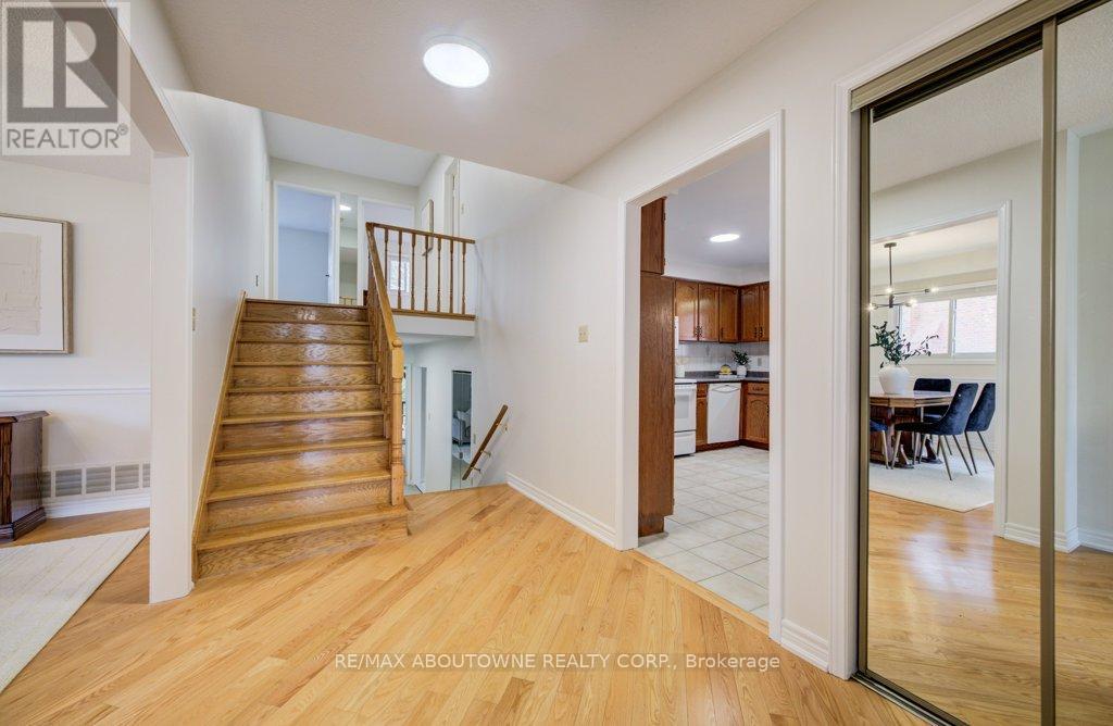 440 Parkridge Crescent, Oakville, Ontario  L6M 1B2 - Photo 11 - W12950592