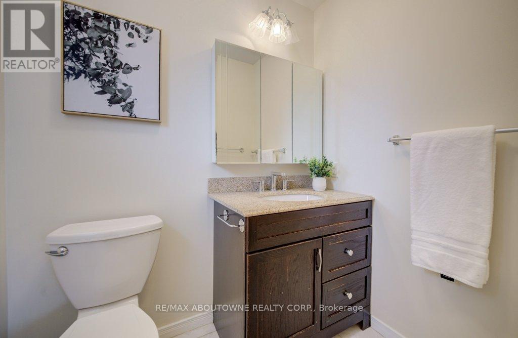 440 Parkridge Crescent, Oakville, Ontario  L6M 1B2 - Photo 17 - W12950592