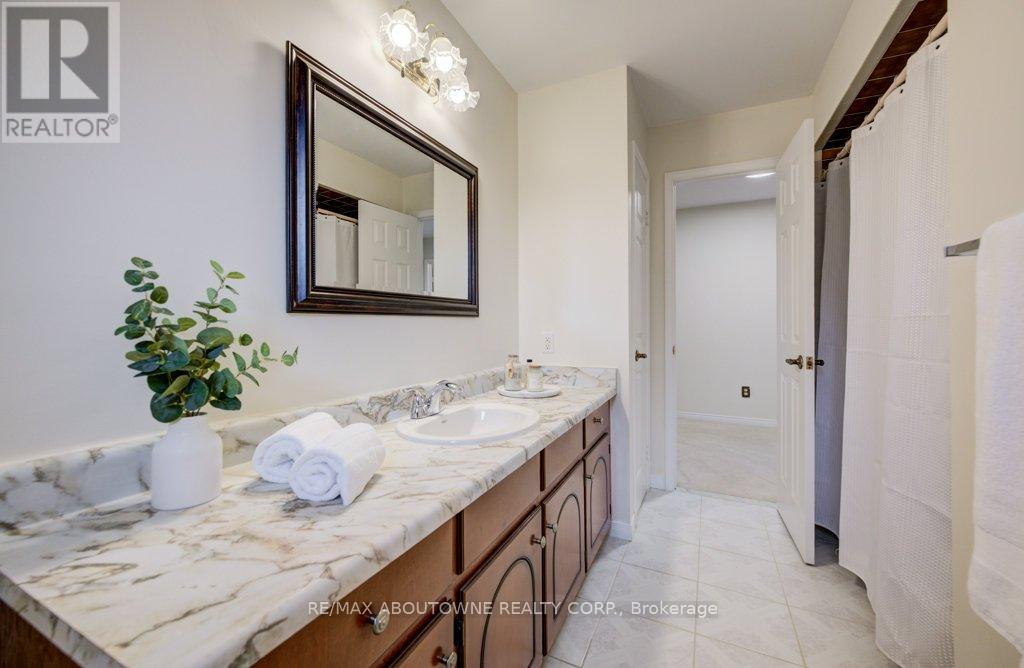 440 Parkridge Crescent, Oakville, Ontario  L6M 1B2 - Photo 16 - W12950592