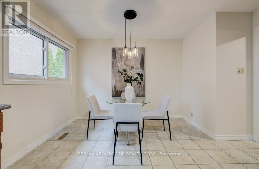 440 Parkridge Crescent, Oakville, Ontario  L6M 1B2 - Photo 7 - W12950592