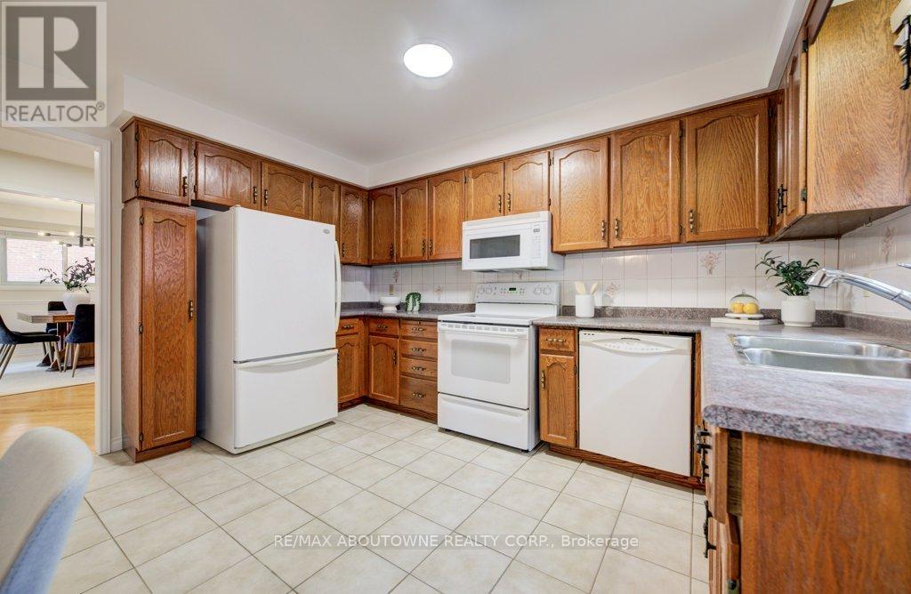 440 Parkridge Crescent, Oakville, Ontario  L6M 1B2 - Photo 6 - W12950592