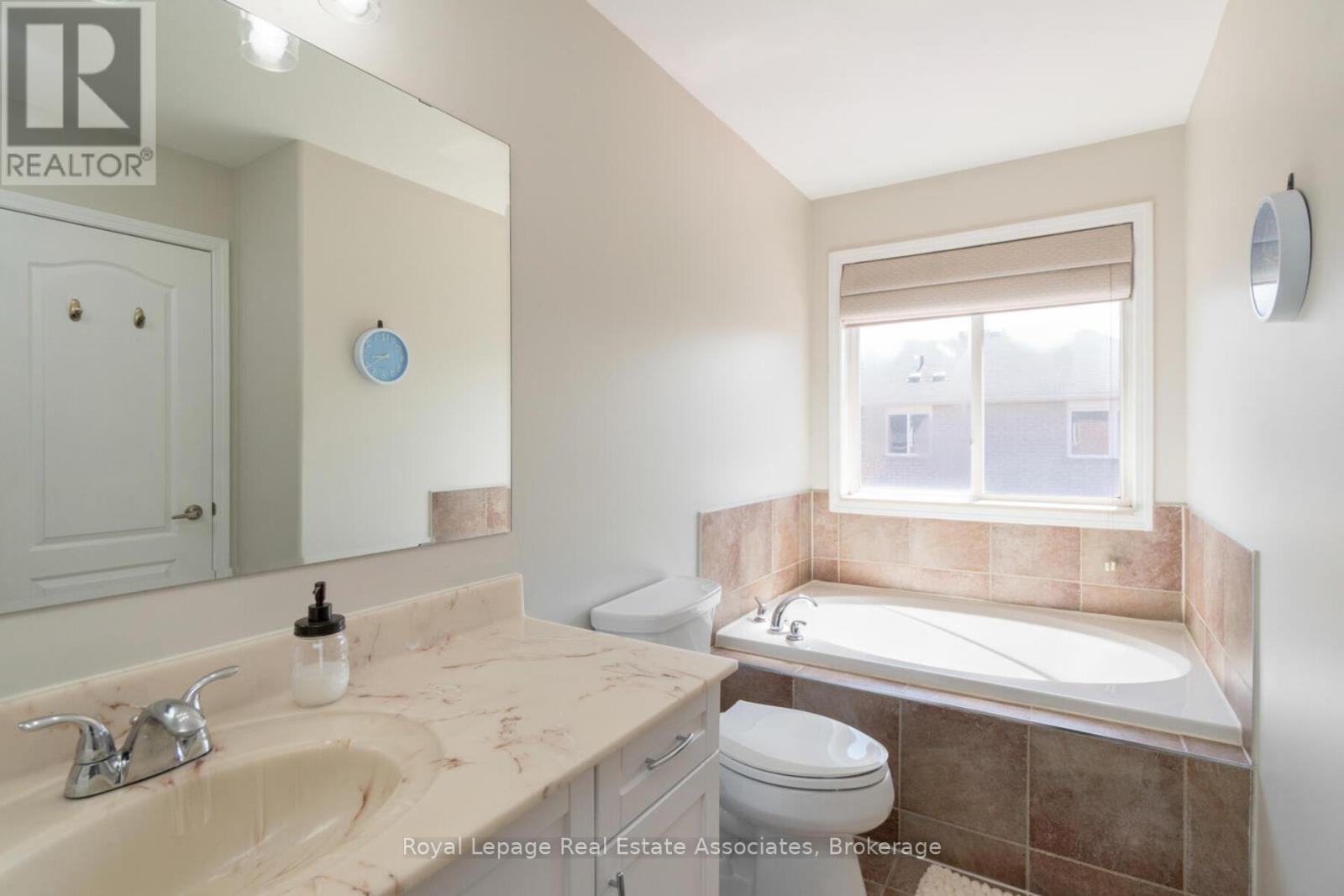 852 Luxton Drive, Milton, Ontario  L9T 6Y3 - Photo 13 - W12951314