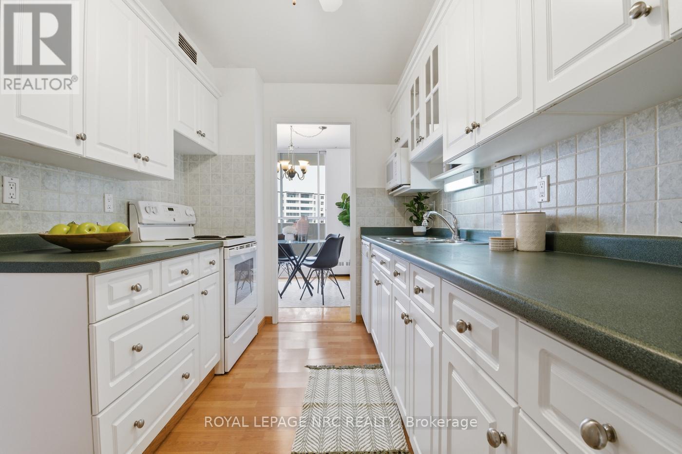 708 - 15 Towering Heights Boulevard N, St. Catharines, Ontario  L2T 3G7 - Photo 2 - X12951530