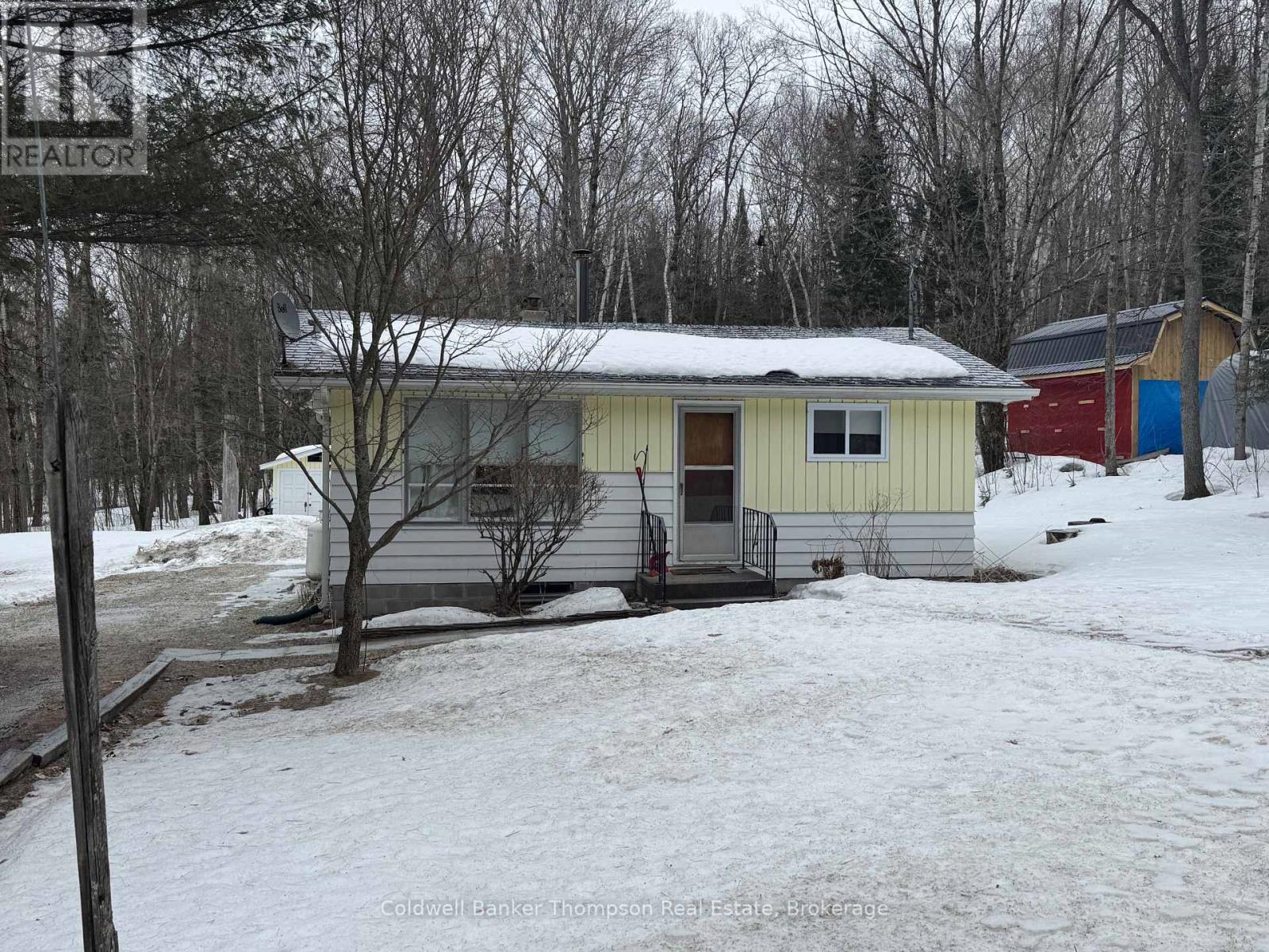 <div class="slider-price">$465,000</div><p>373 Doe Lake Road, Armour, Ontario</p>