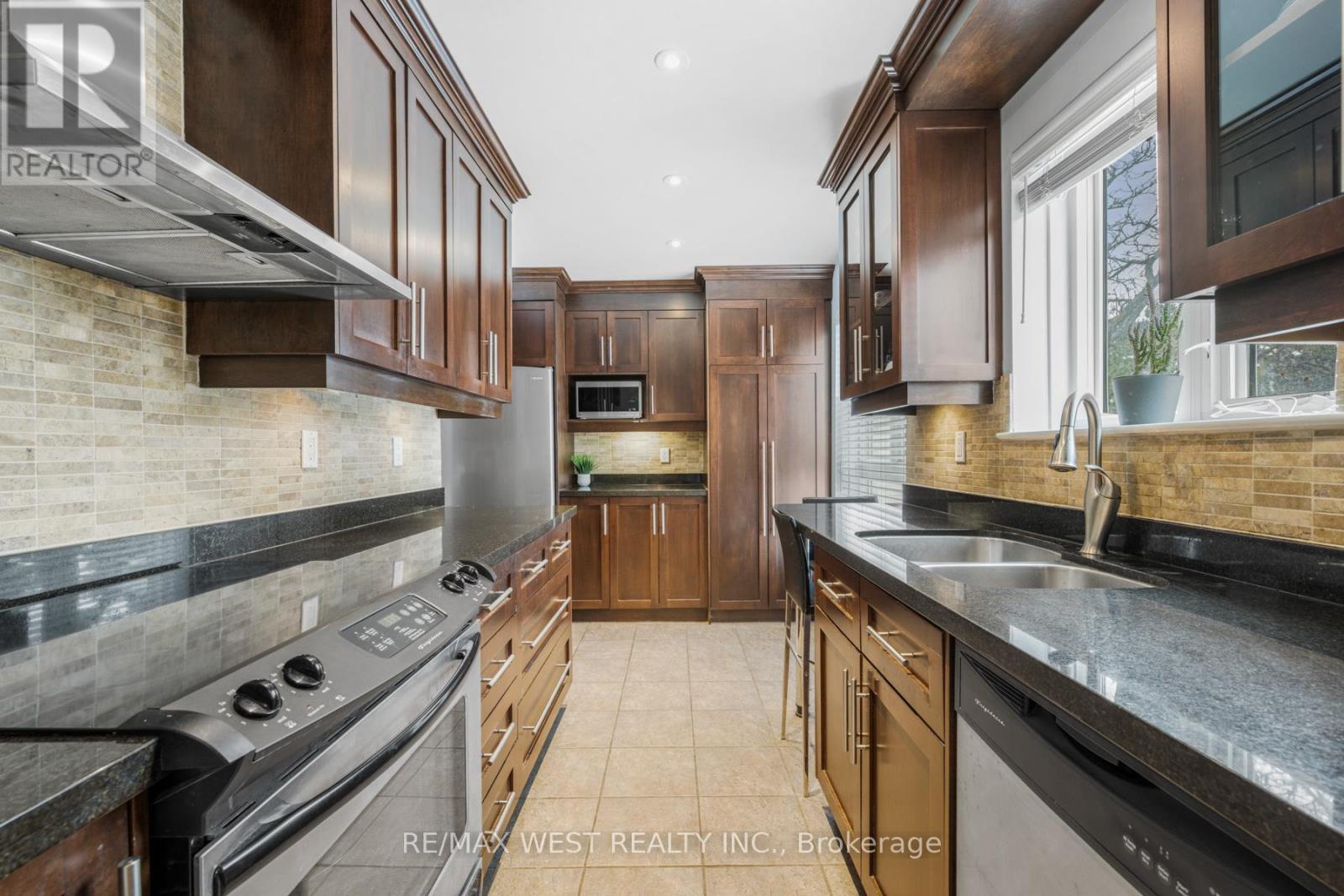 25 Proudbank Millway, Toronto, Ontario  M2L 1P3 - Photo 5 - C12948066