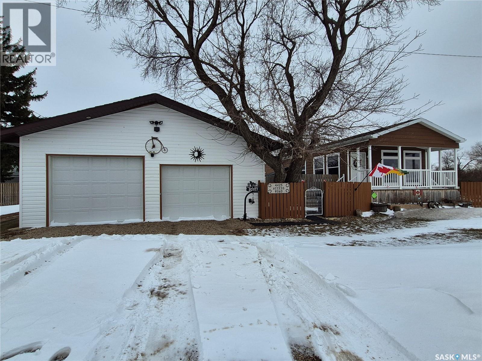 4425 Access Road, Halbrite, Saskatchewan  S0C 1H0 - Photo 1 - SK031857