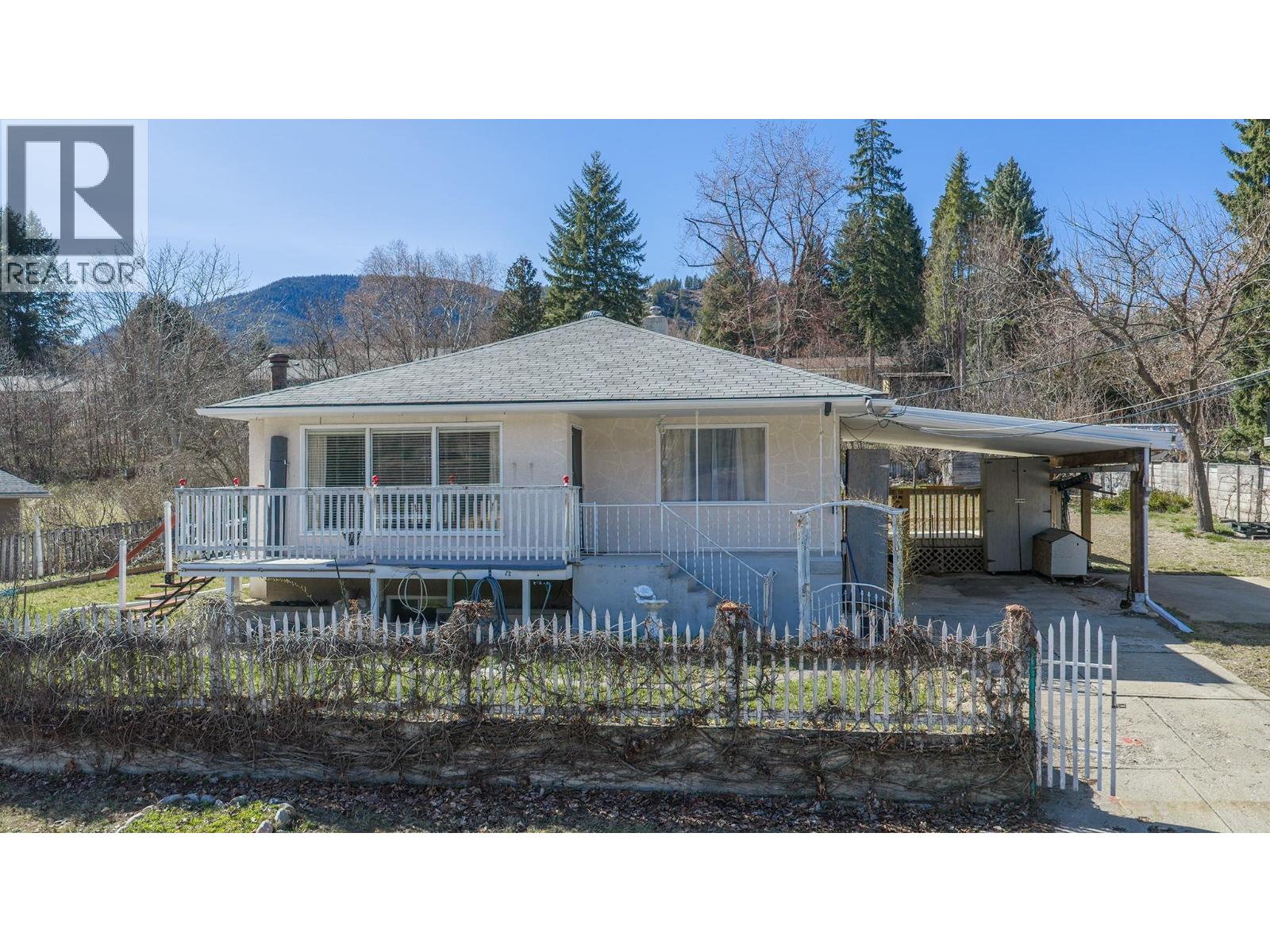 3404 4th Avenue, Castlegar, British Columbia