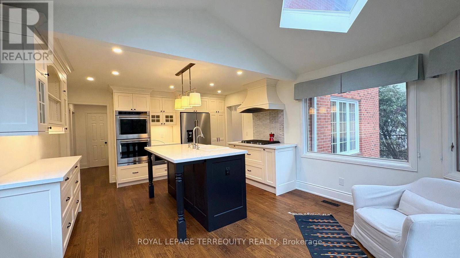 1841 Sherwood Forrest Circle, Mississauga, Ontario  L5K 2G6 - Photo 13 - W12951510