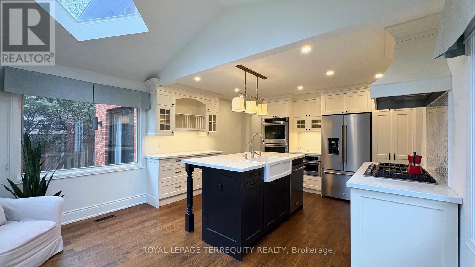 1841 Sherwood Forrest Circle, Mississauga, Ontario  L5K 2G6 - Photo 14 - W12951510