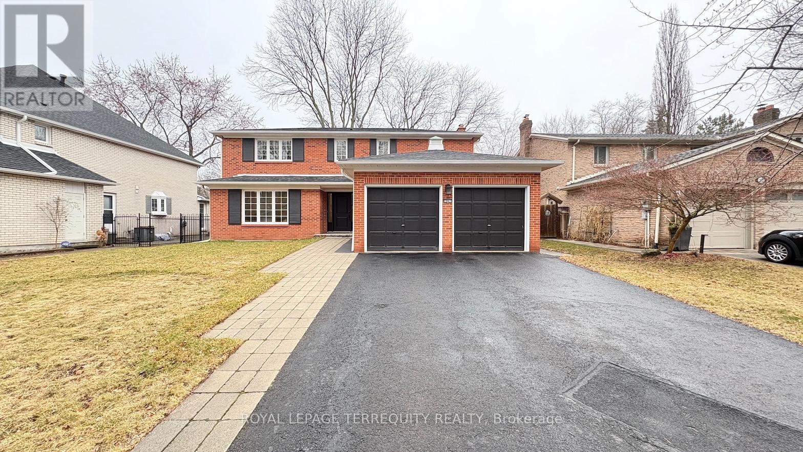 1841 Sherwood Forrest Circle, Mississauga, Ontario  L5K 2G6 - Photo 2 - W12951510