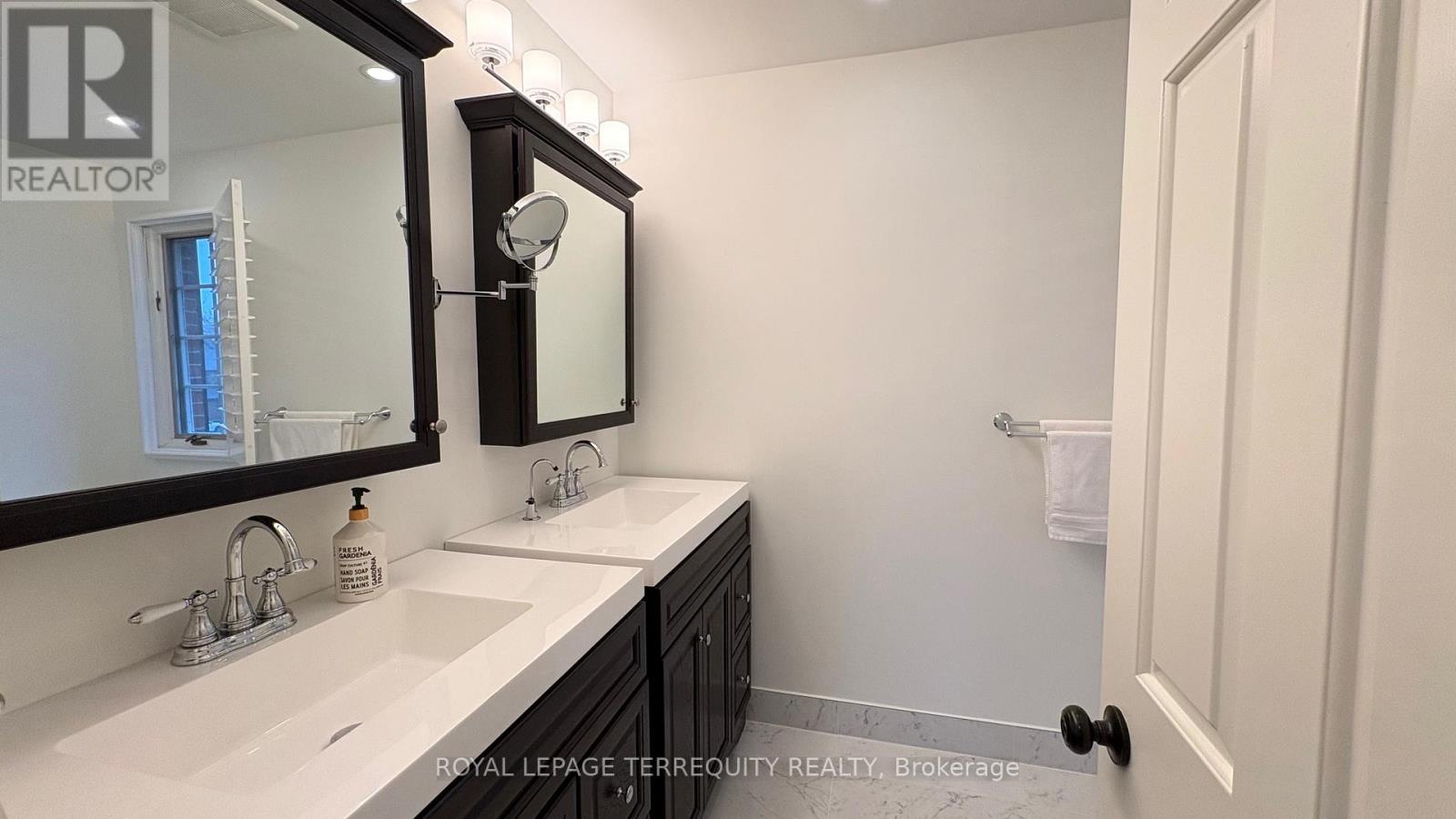 1841 Sherwood Forrest Circle, Mississauga, Ontario  L5K 2G6 - Photo 28 - W12951510