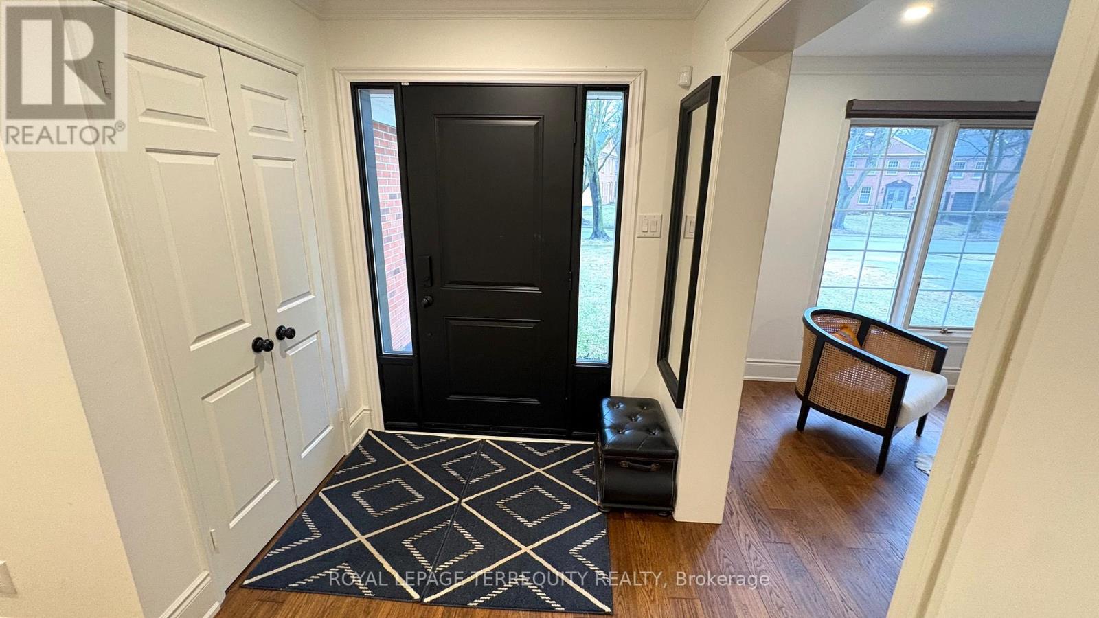 1841 Sherwood Forrest Circle, Mississauga, Ontario  L5K 2G6 - Photo 4 - W12951510