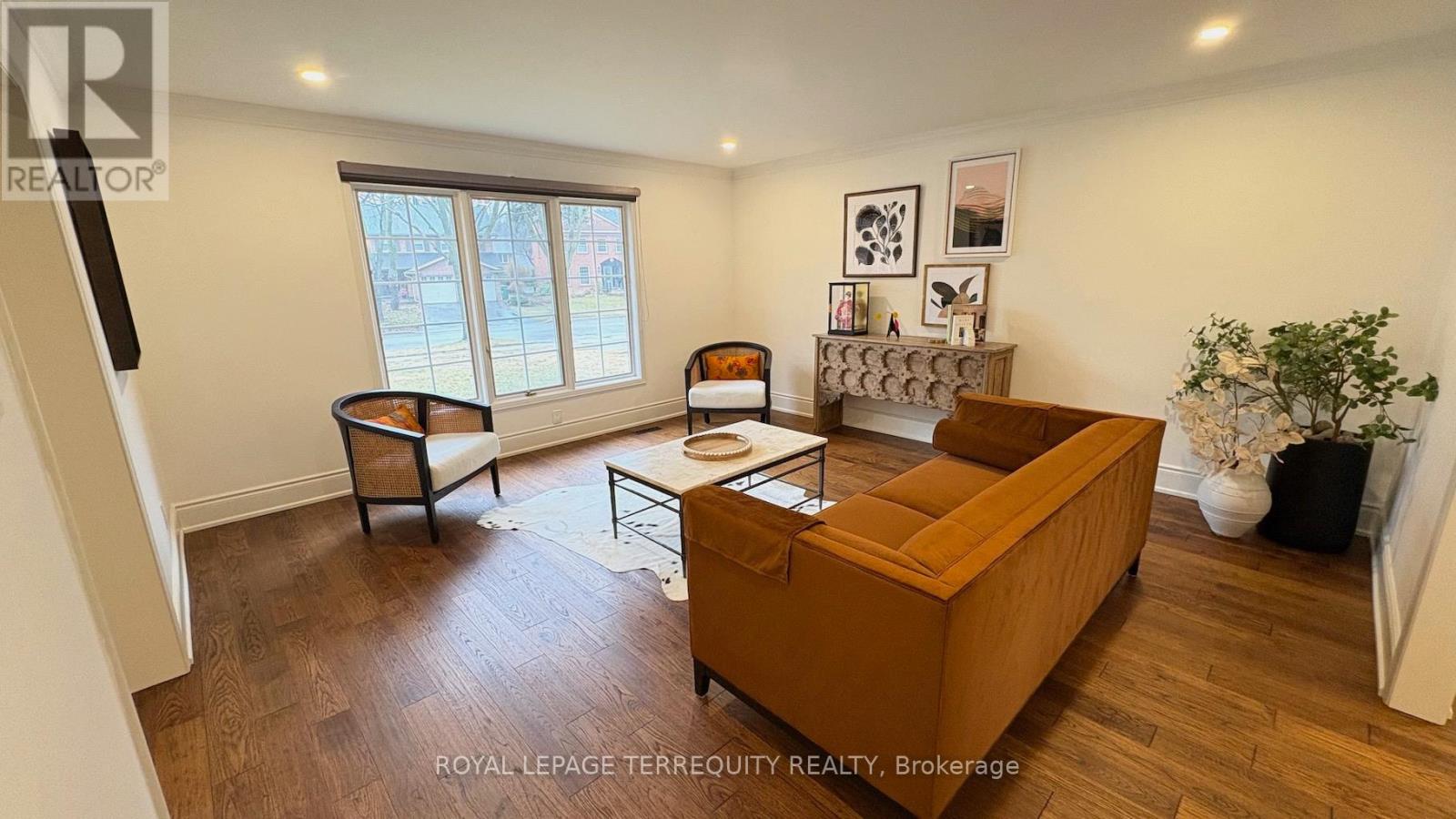 1841 Sherwood Forrest Circle, Mississauga, Ontario  L5K 2G6 - Photo 9 - W12951510