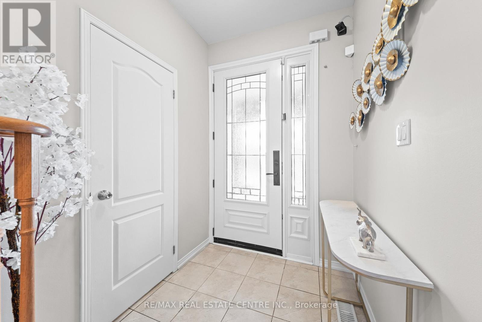 62 Sussexvale Drive, Brampton, Ontario  L6R 0W2 - Photo 5 - W12951536