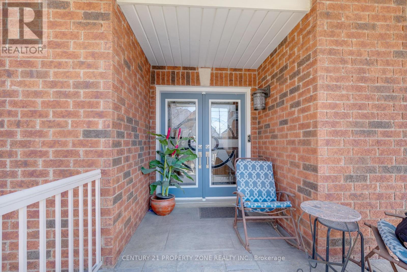 38 Castlegate Boulevard, Brampton, Ontario  L6P 2L3 - Photo 2 - W12951540